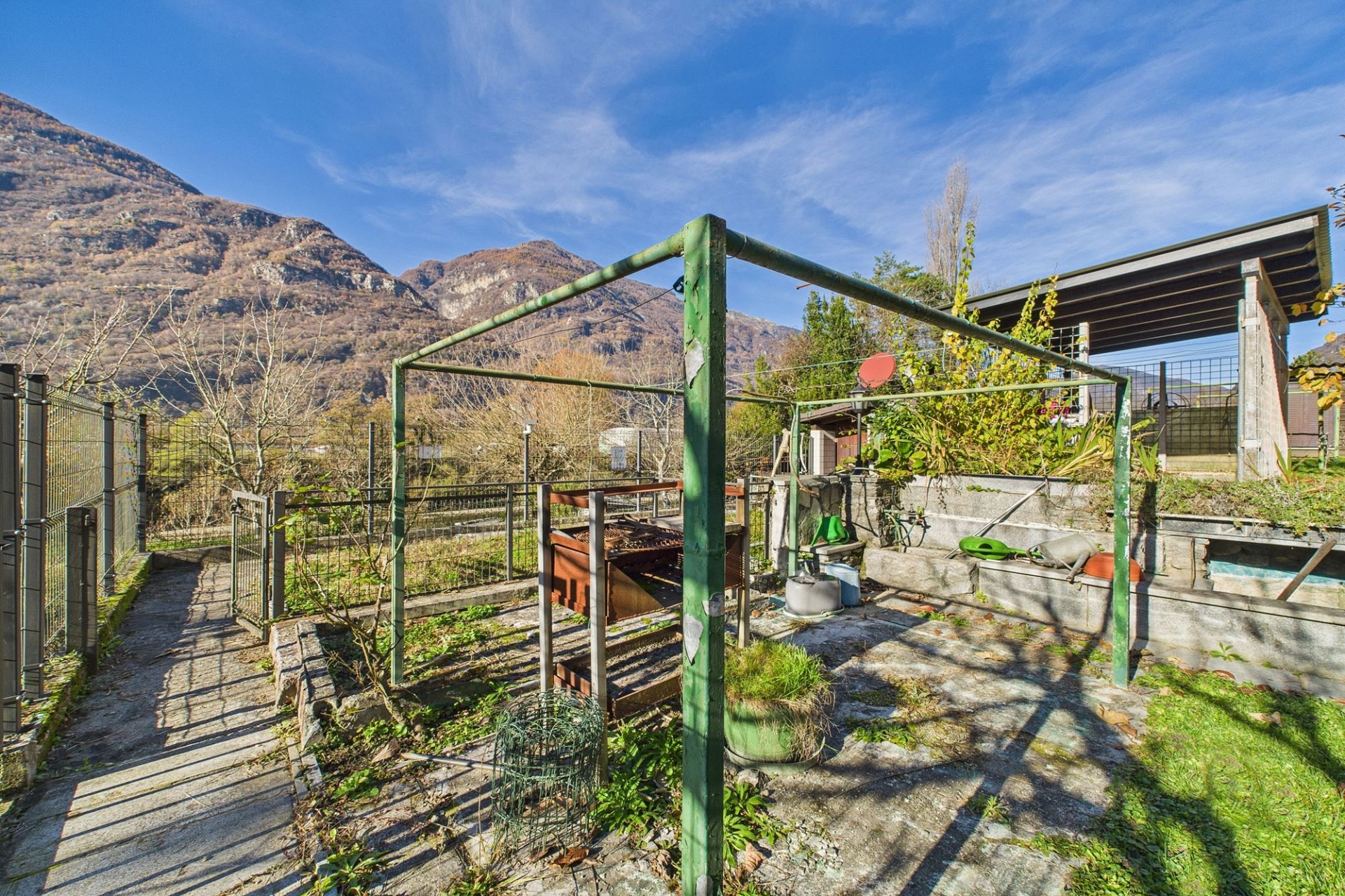 Garten mit Pergola und Bergblick