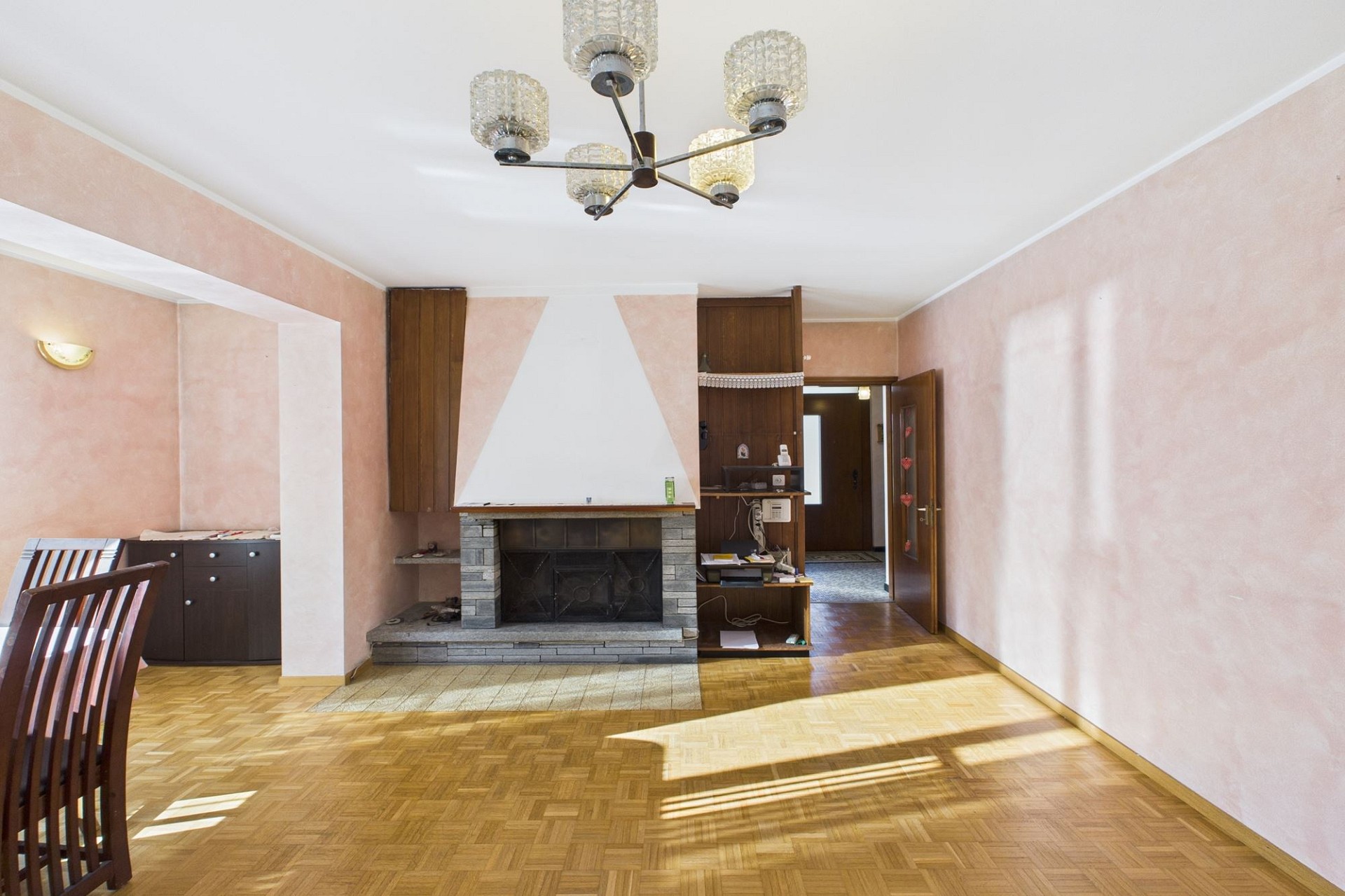 Wohnzimmer mit Kamin und Parkettboden