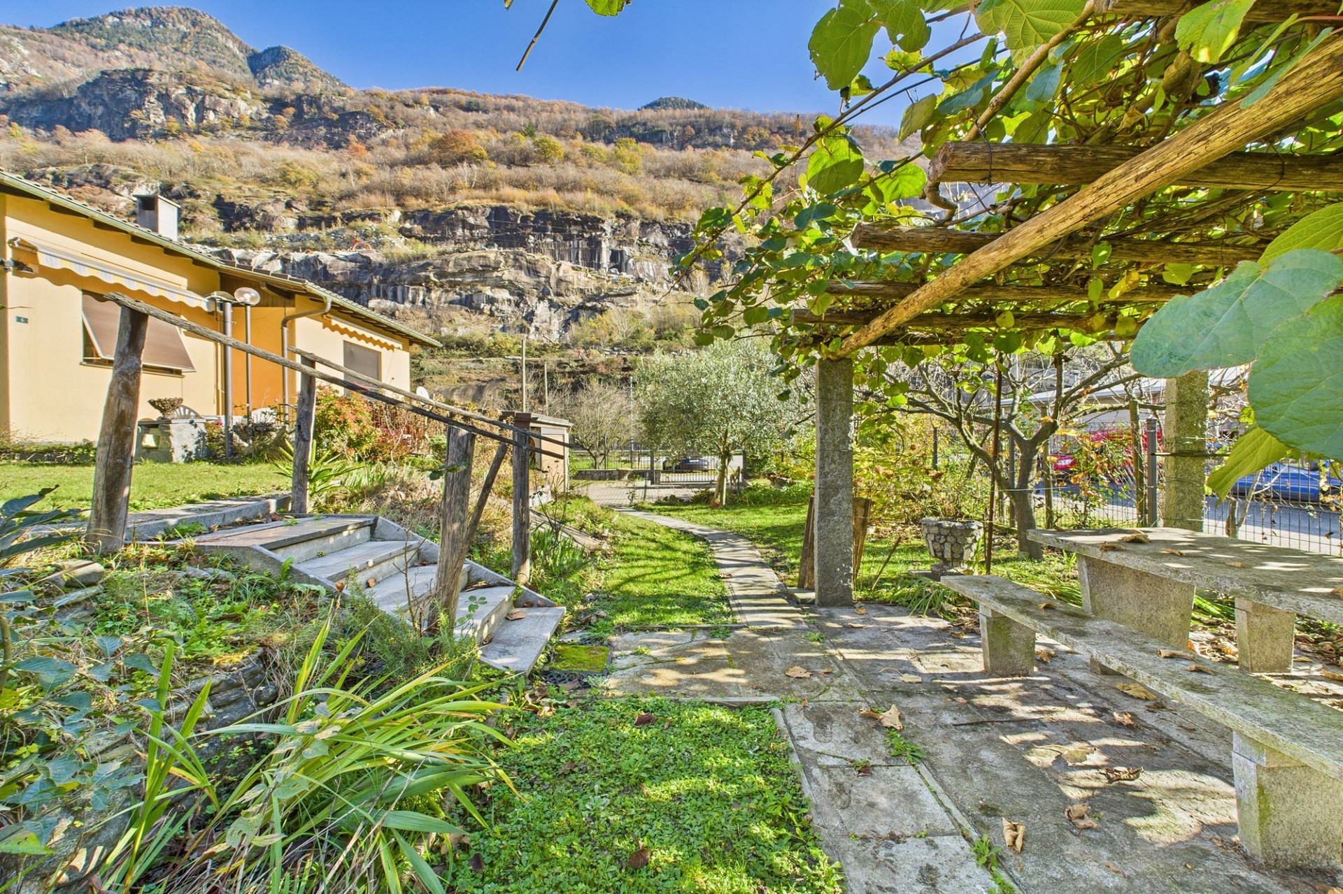 Garten mit Pergola und Bergkulisse