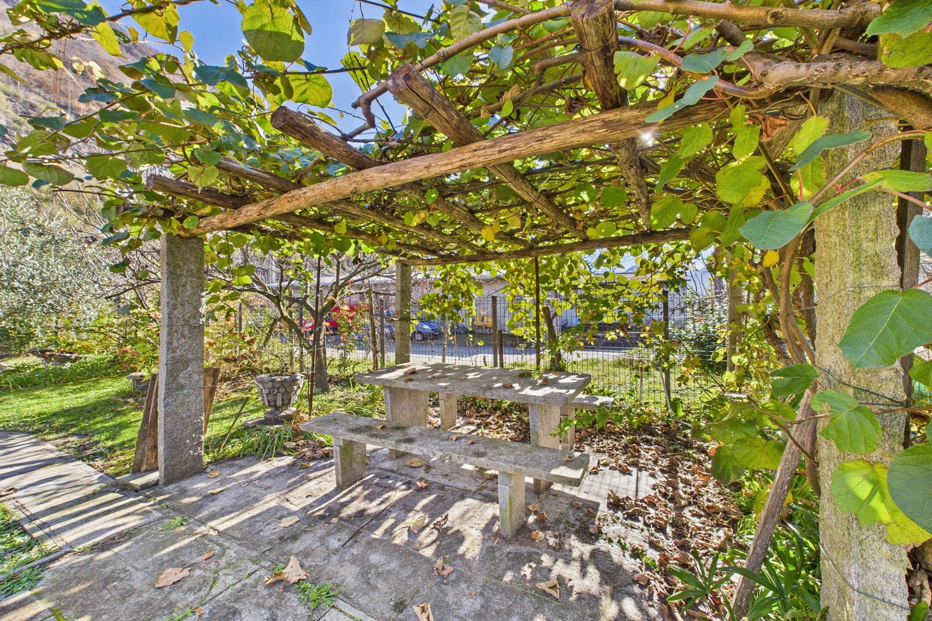 Überdachte Garten-Sitzgruppe