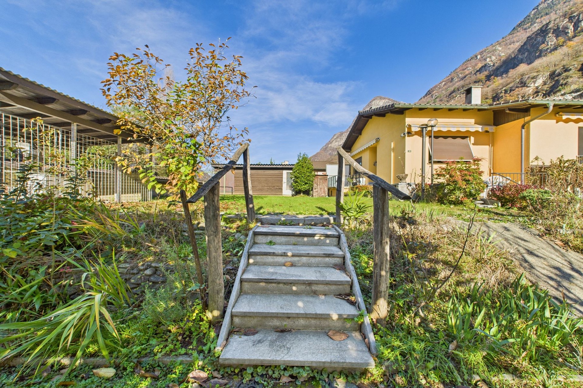 Gartenansicht eines Hauses mit Außentreppe