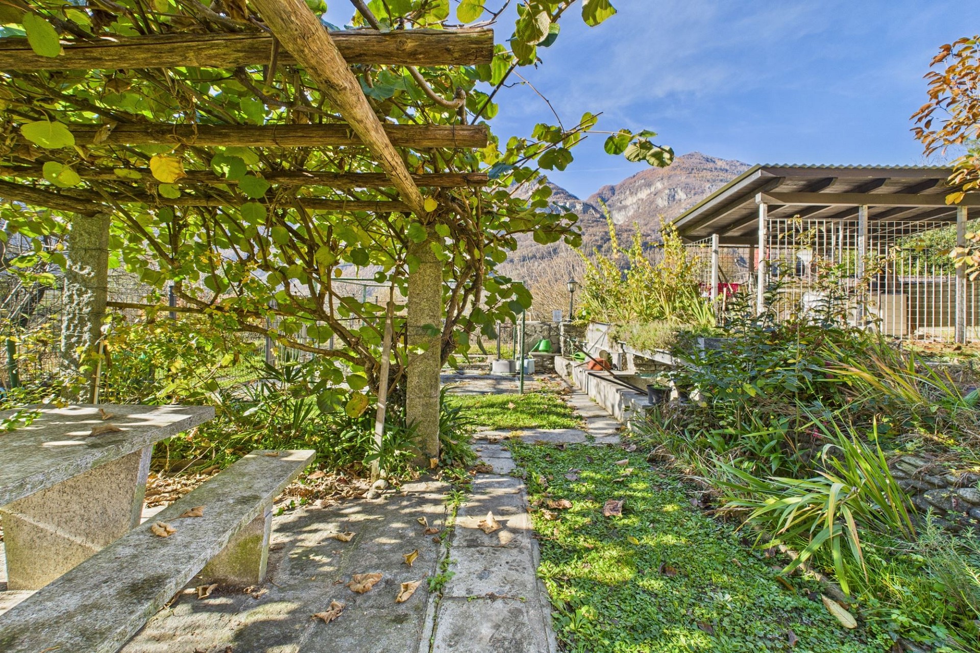 Garten mit Pergola und Bergblick
