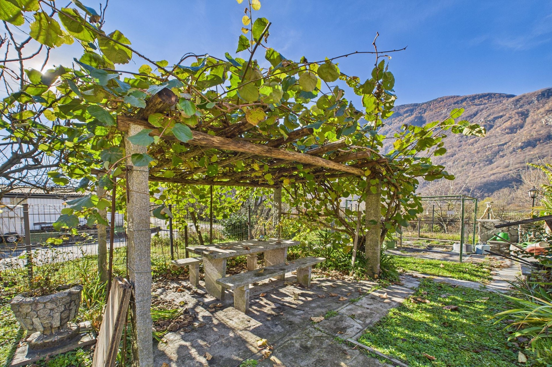 Garten mit Pergola und Bergblick