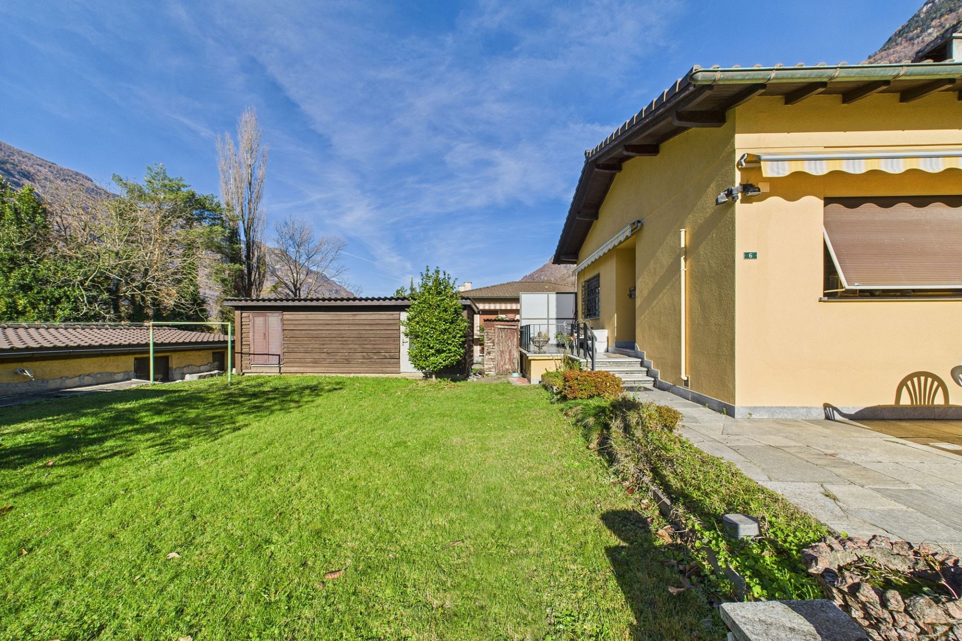 Haus mit Garten und Bergkulisse