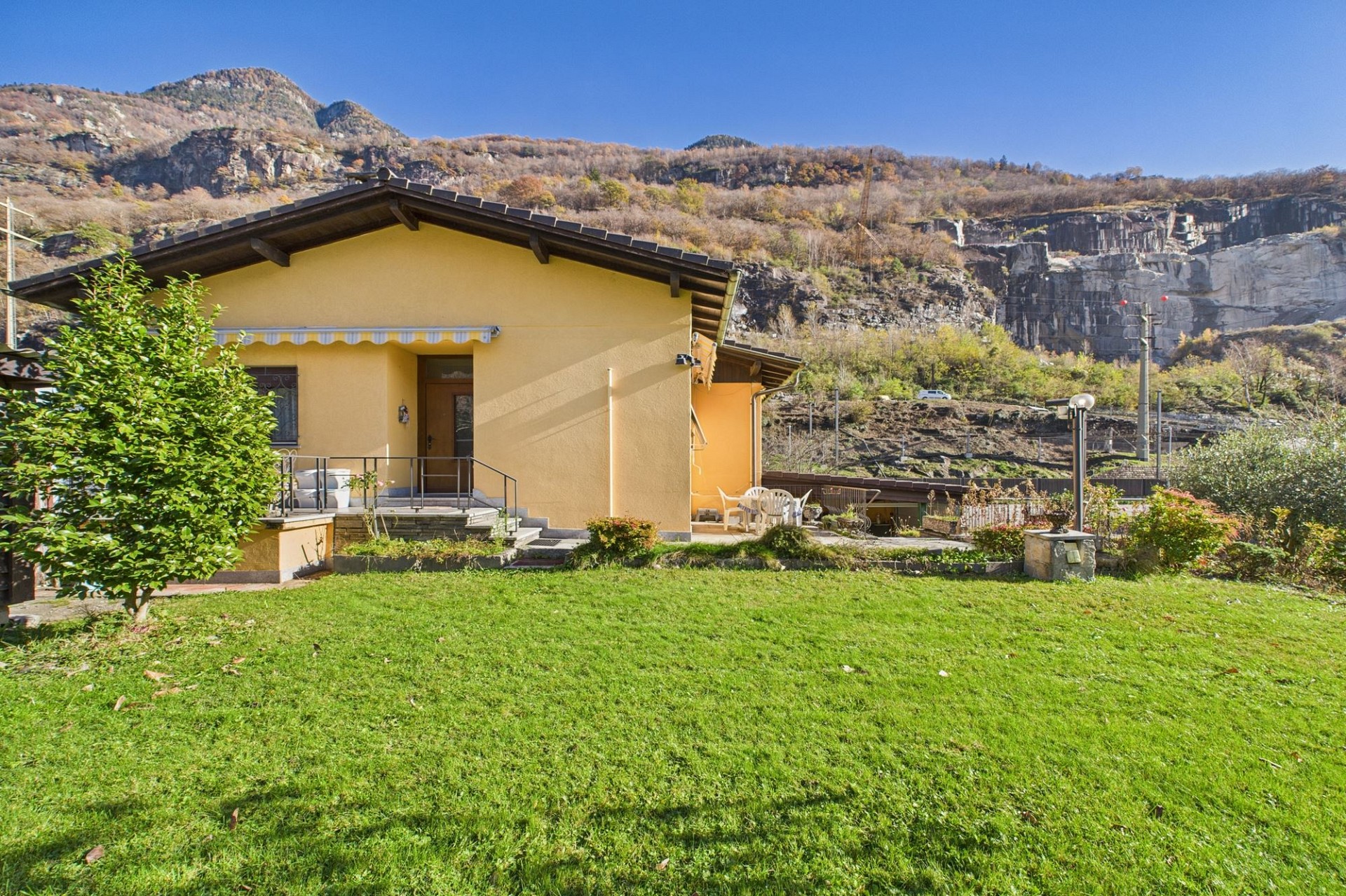 Freistehendes Haus mit Garten und Bergkulisse