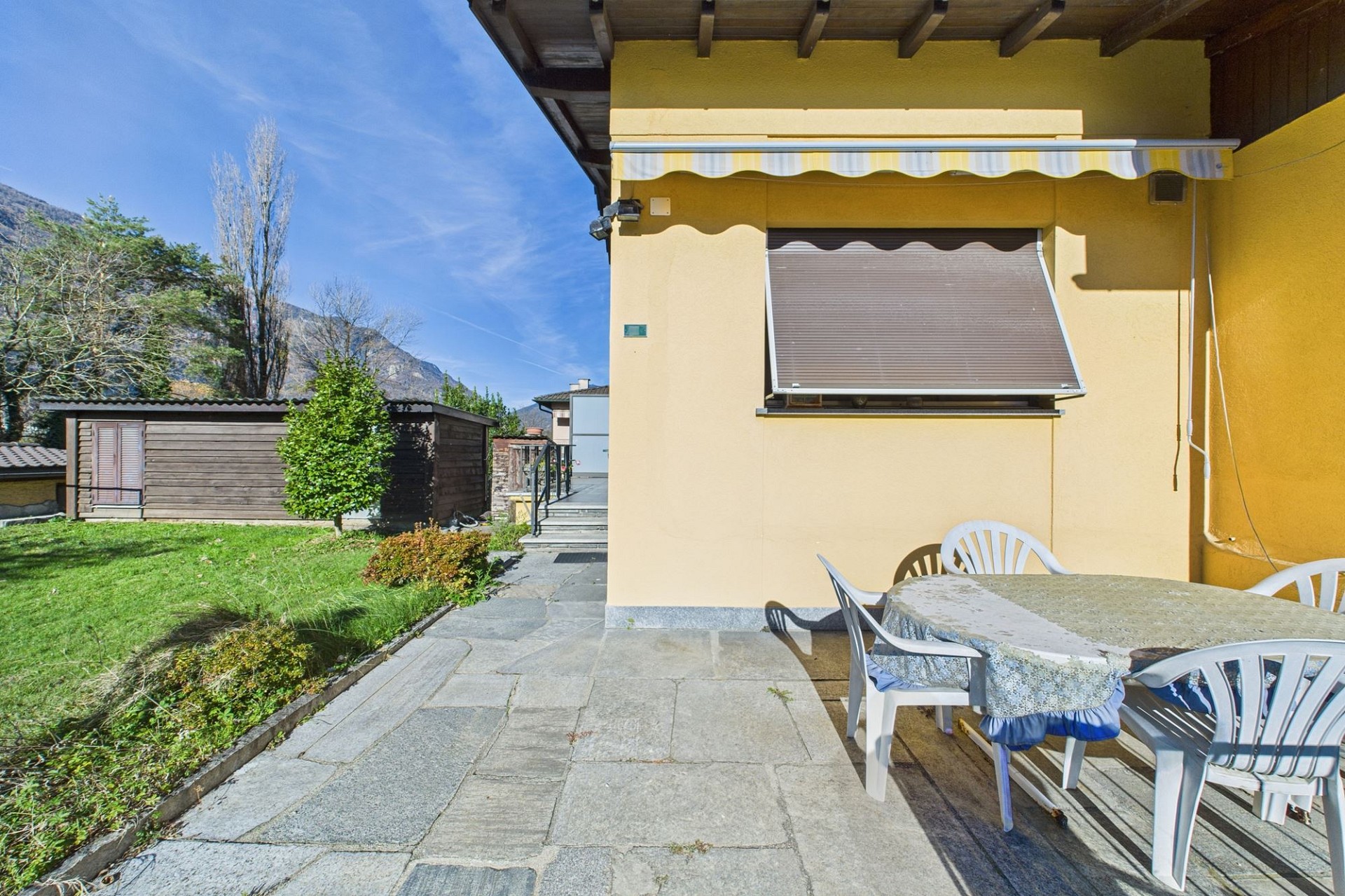 Terrasse mit Garten und Bergblick