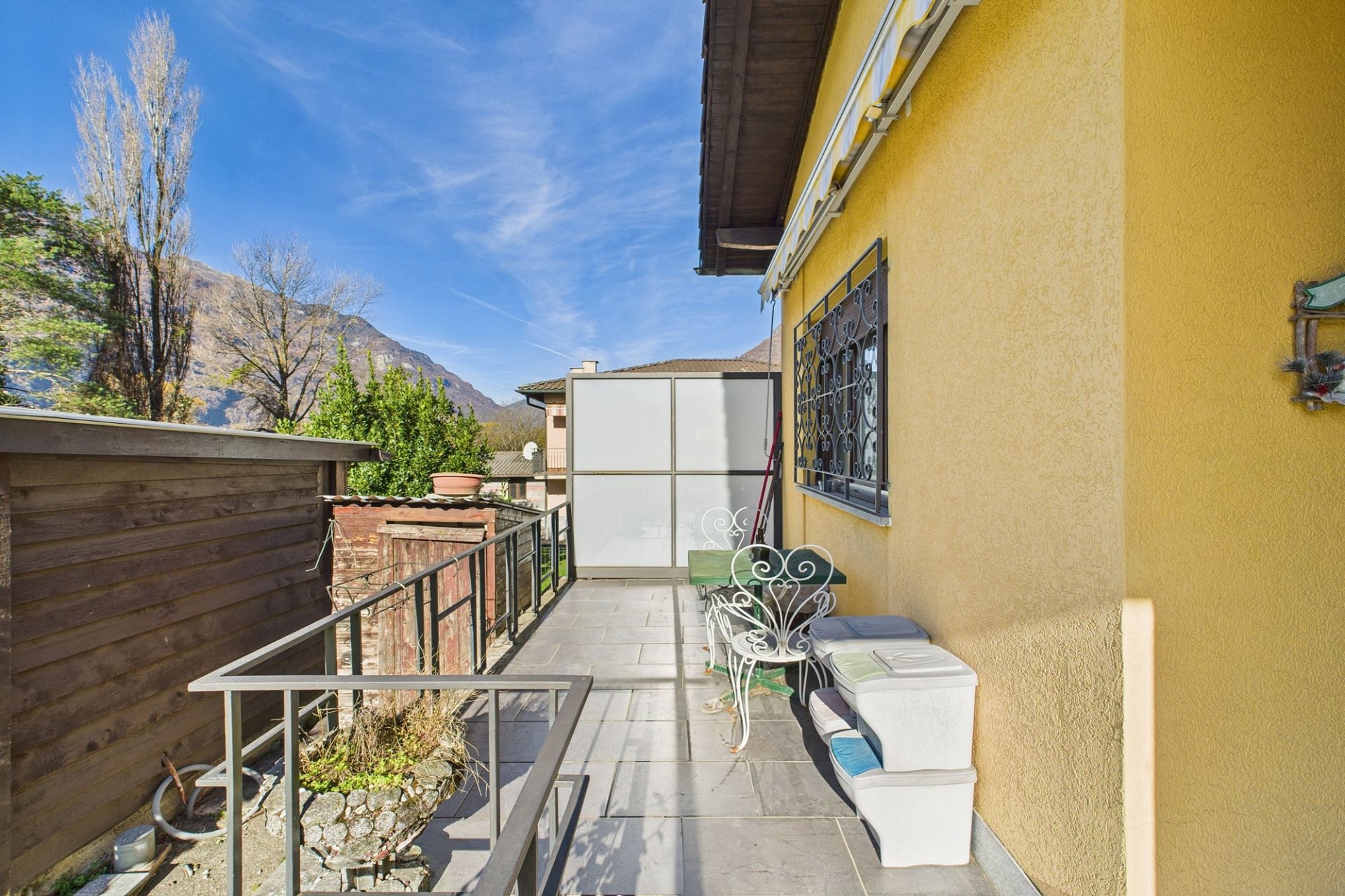 Balkon- bzw. Terrassenbereich mit Bergblick