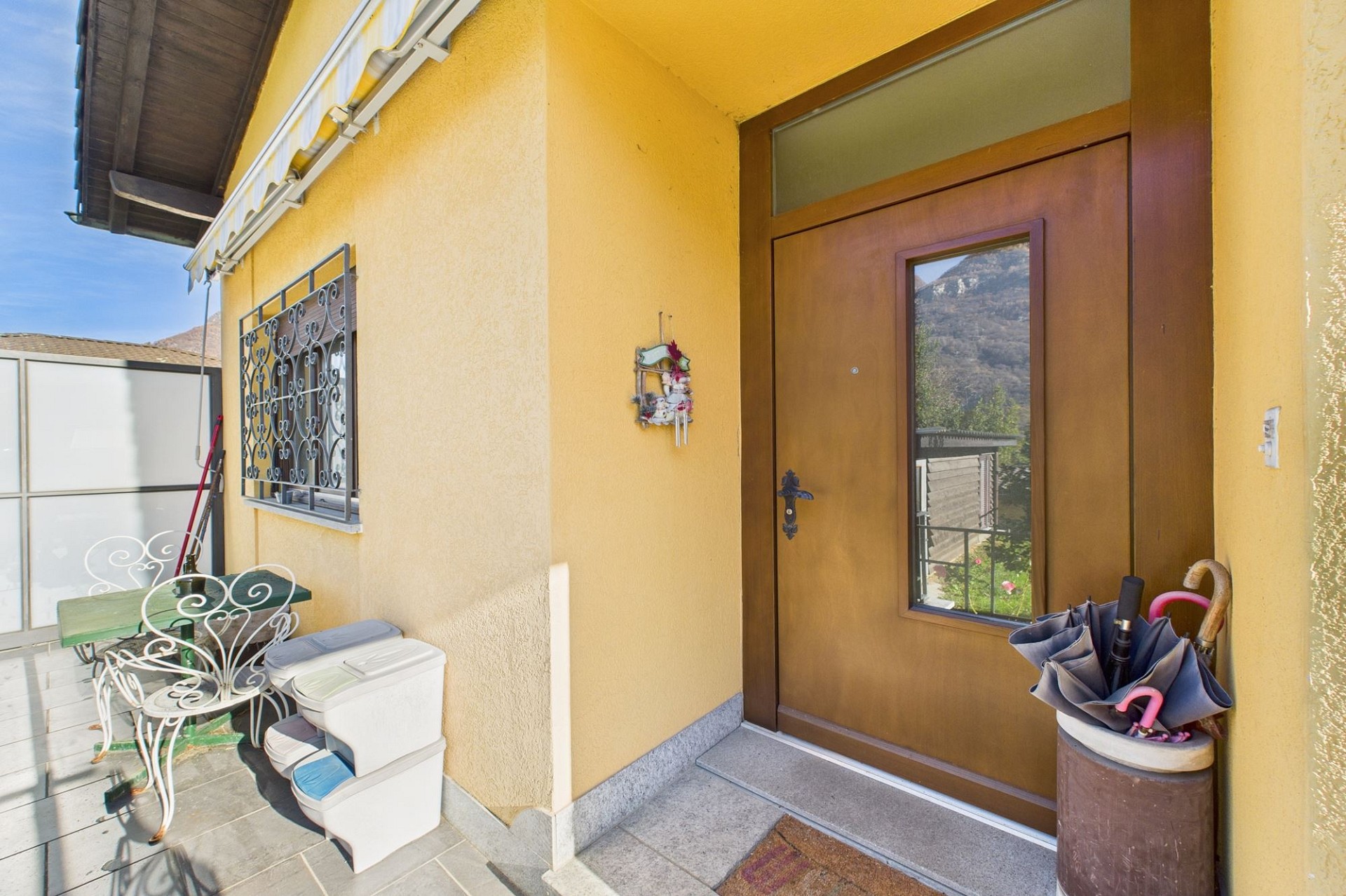 Hauseingang mit Terrasse