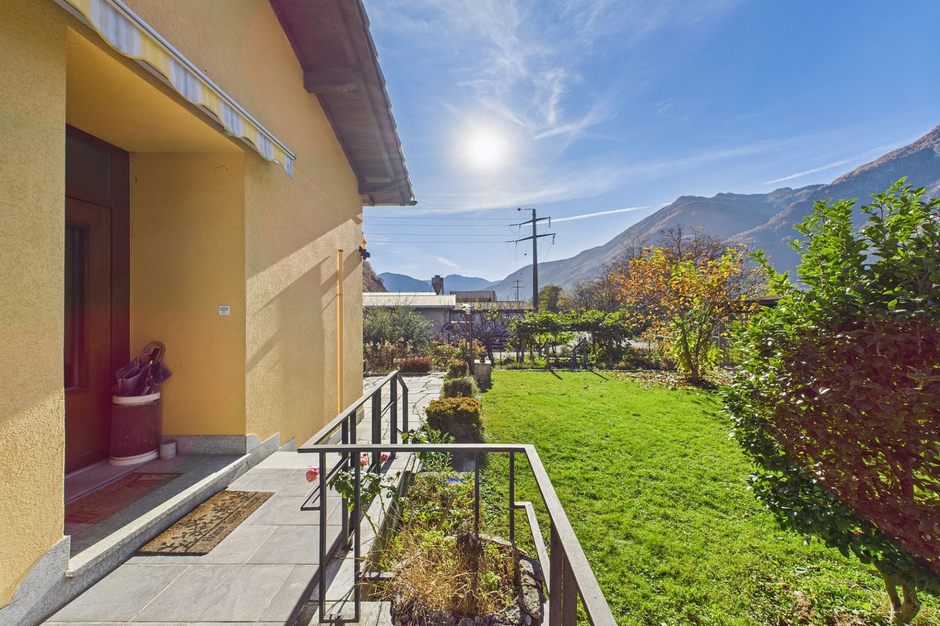 Haus mit Garten und Bergblick