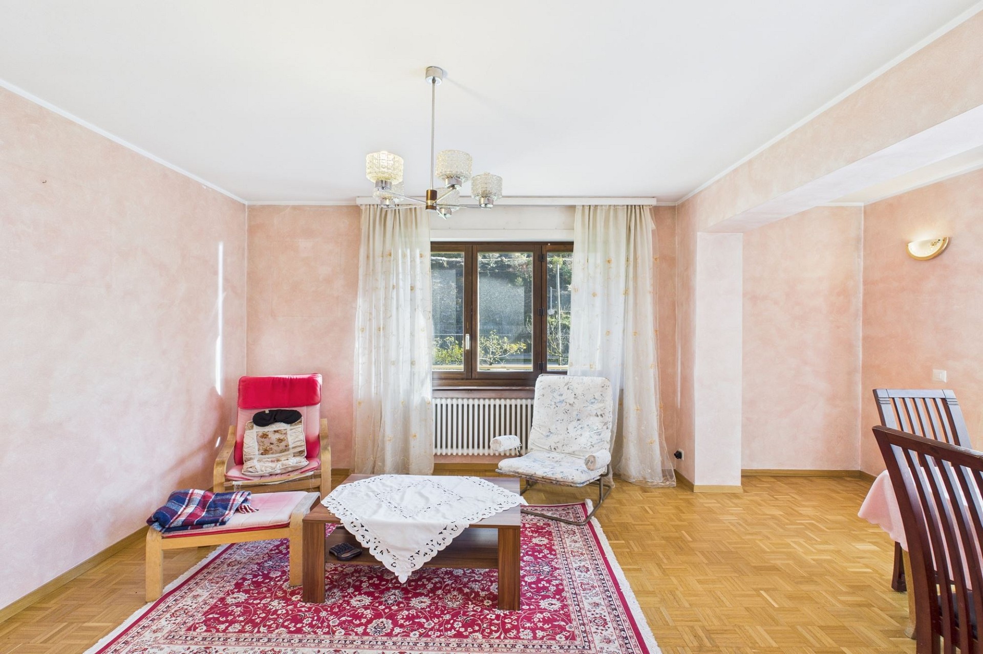 Helles Wohnzimmer mit Sitzgruppe