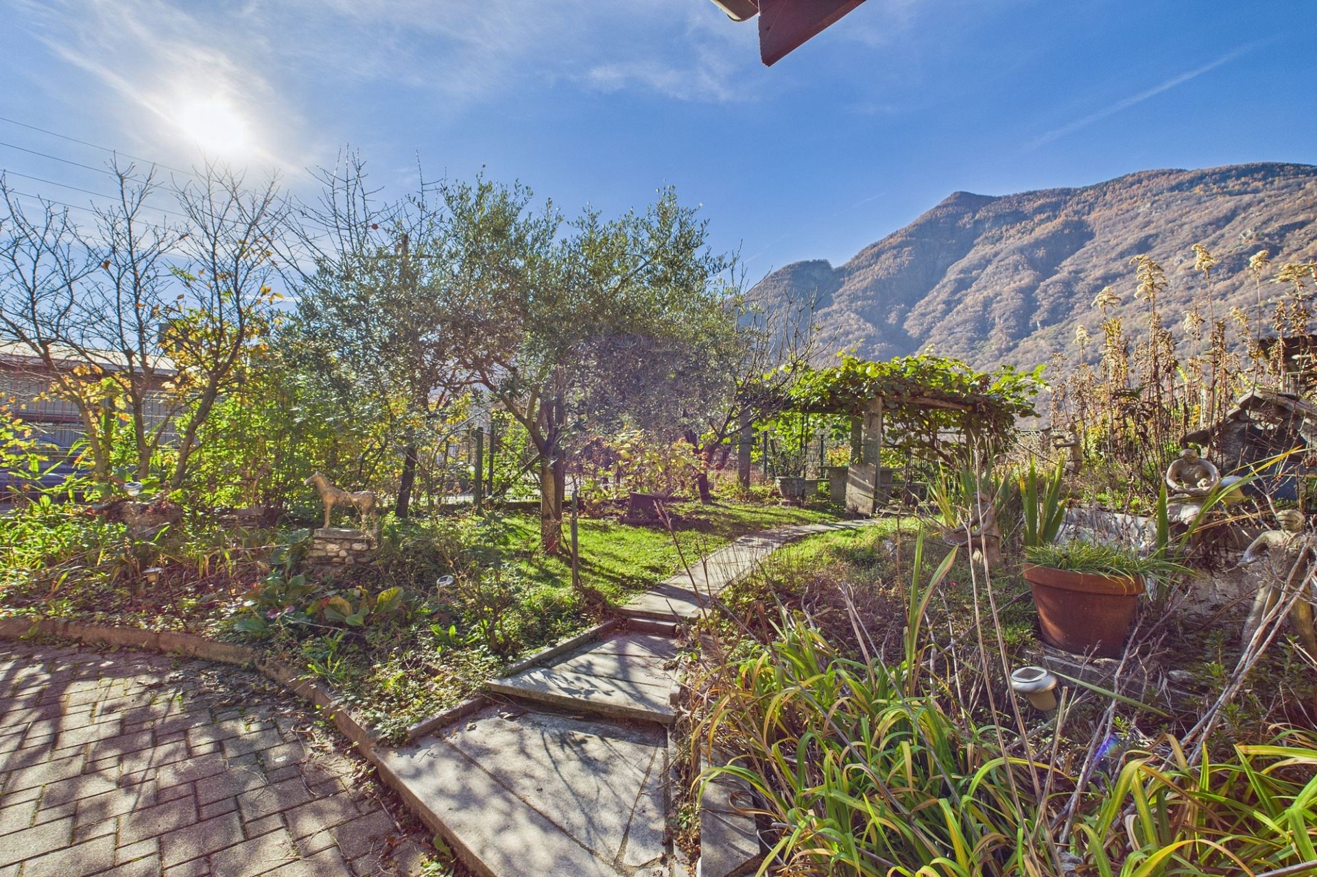 Berggarten mit Terrasse