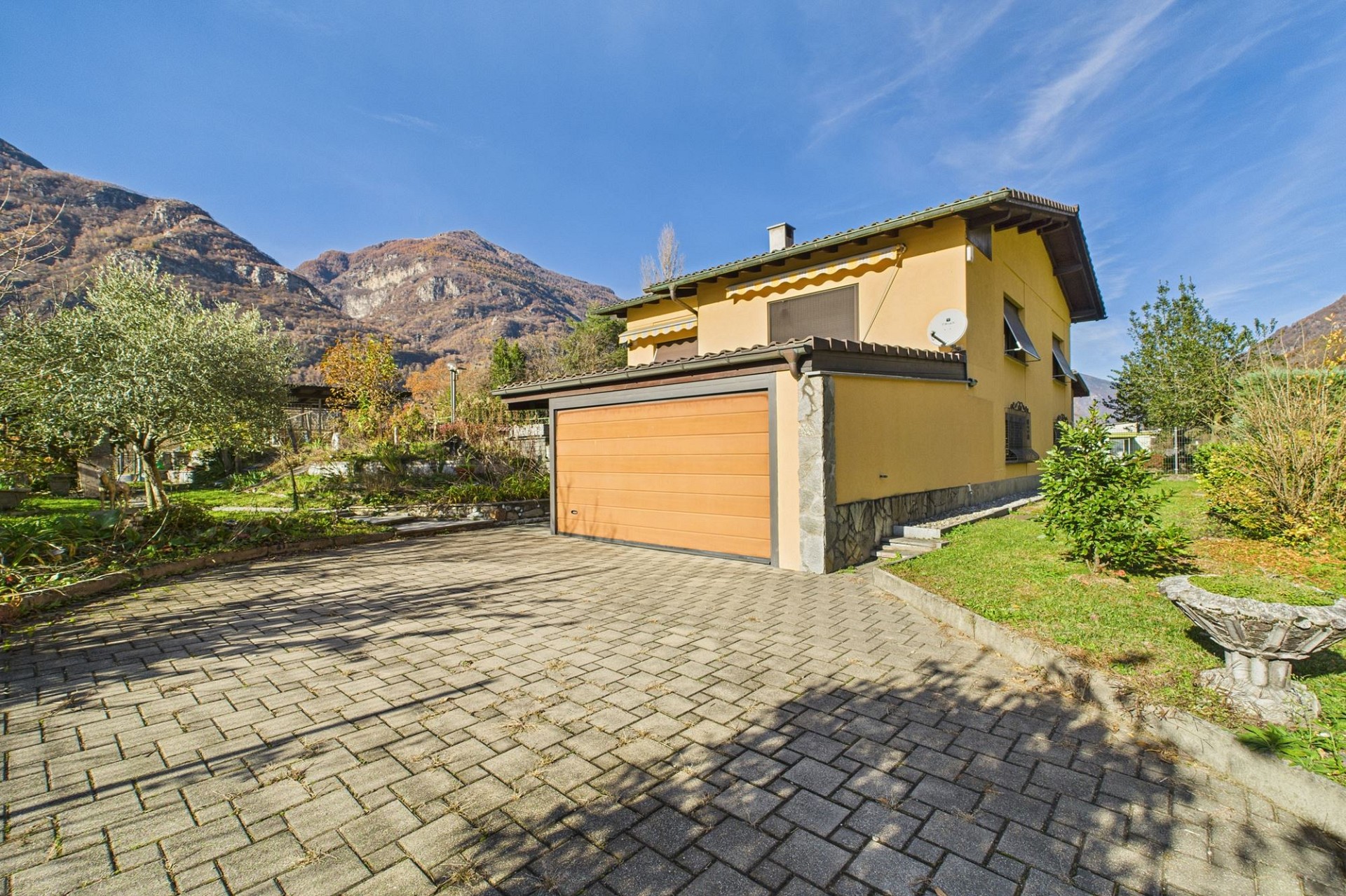 Haus mit Garage und Bergblick