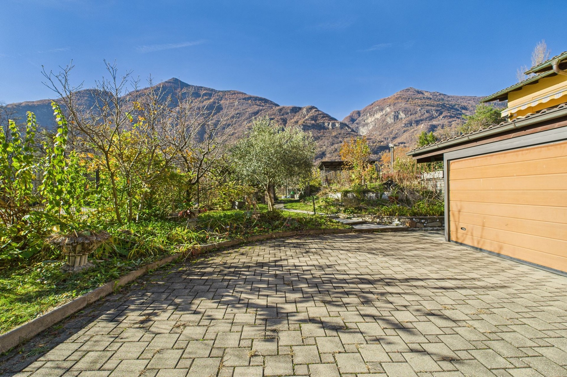 Außenansicht mit Einfahrt und Bergblick
