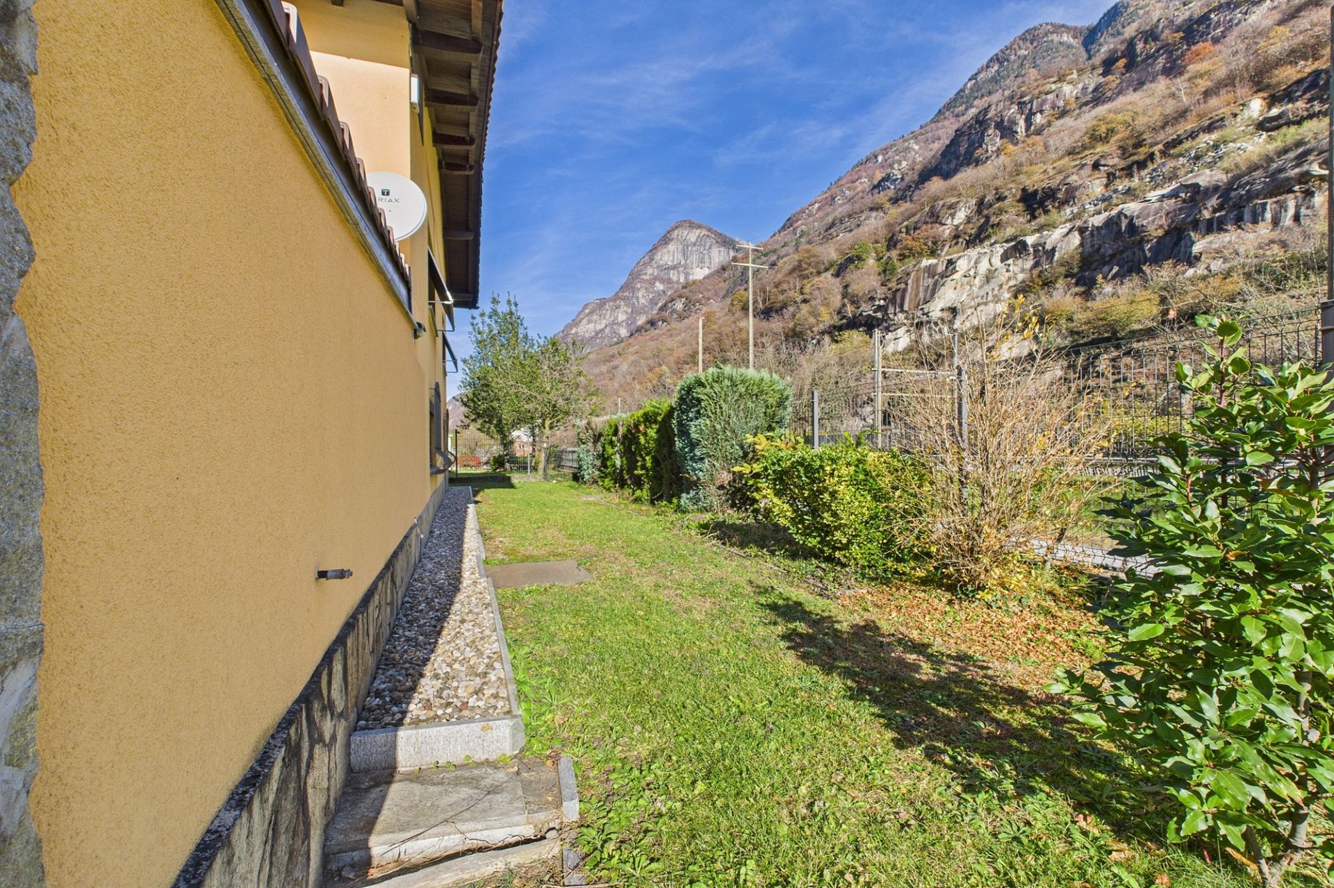 Außenansicht eines Wohnhauses mit Garten und Bergblick