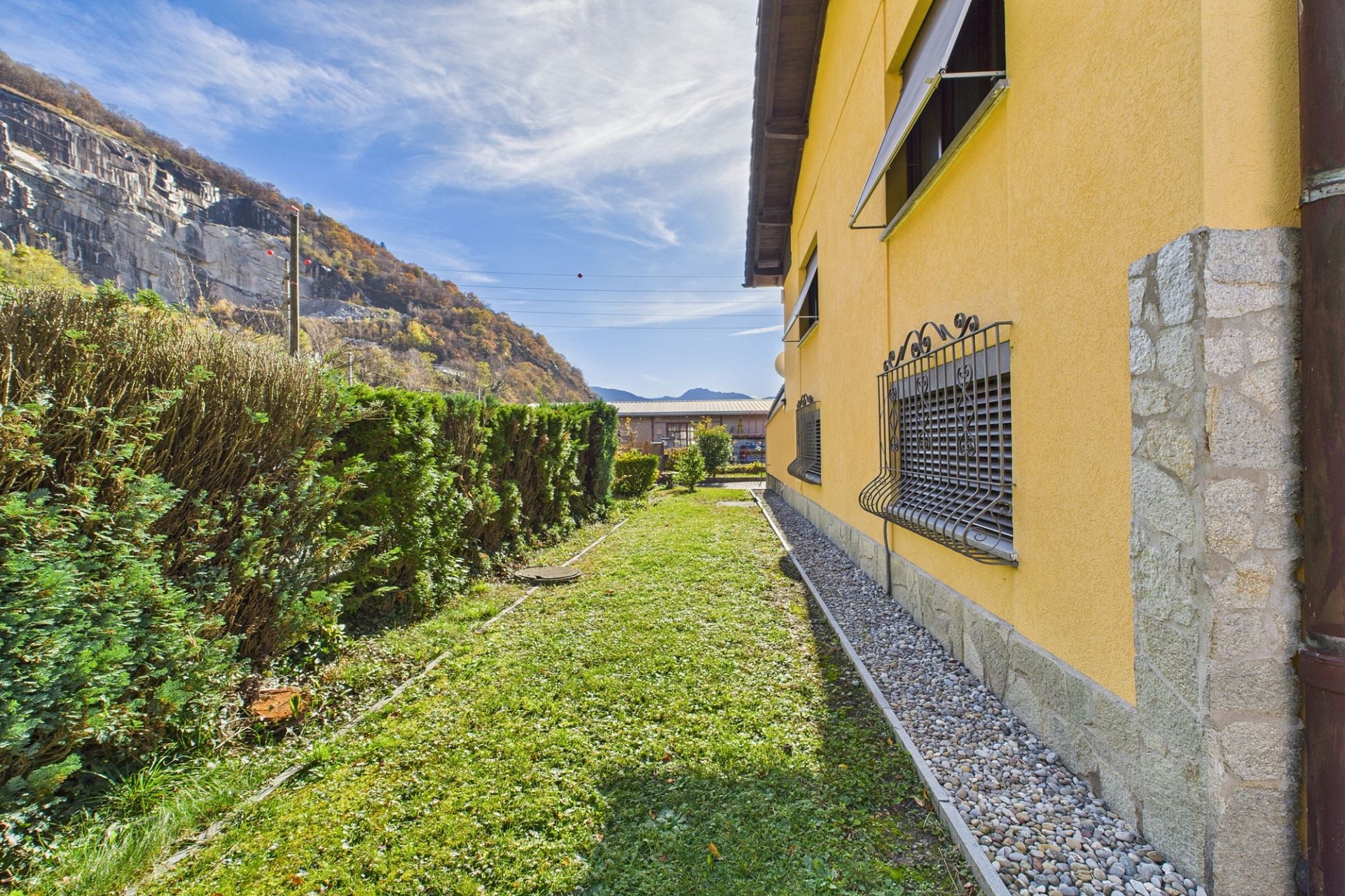Außenansicht mit Gartenstreifen neben dem Haus
