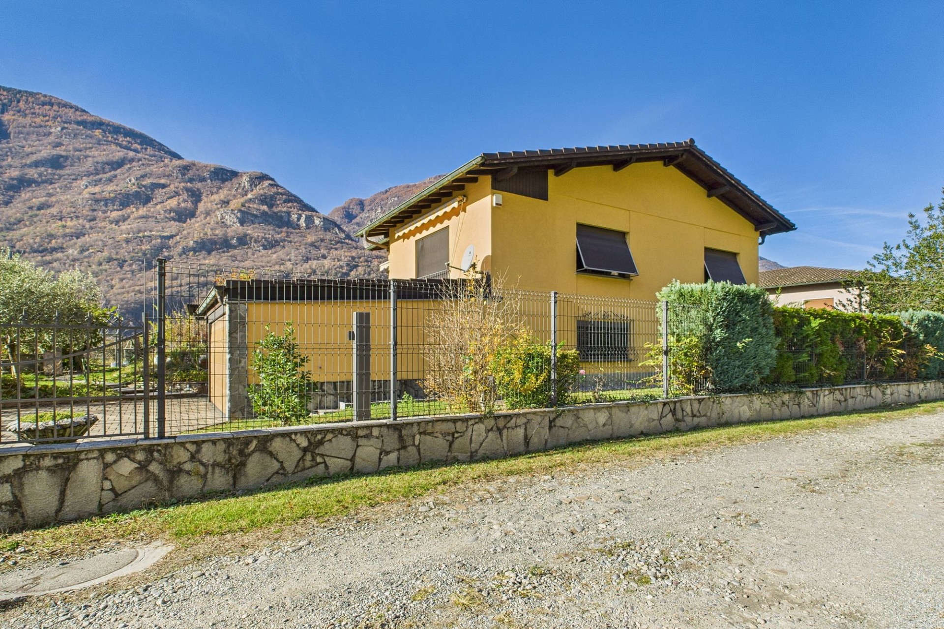 Freistehendes Haus mit Garten und Bergkulisse