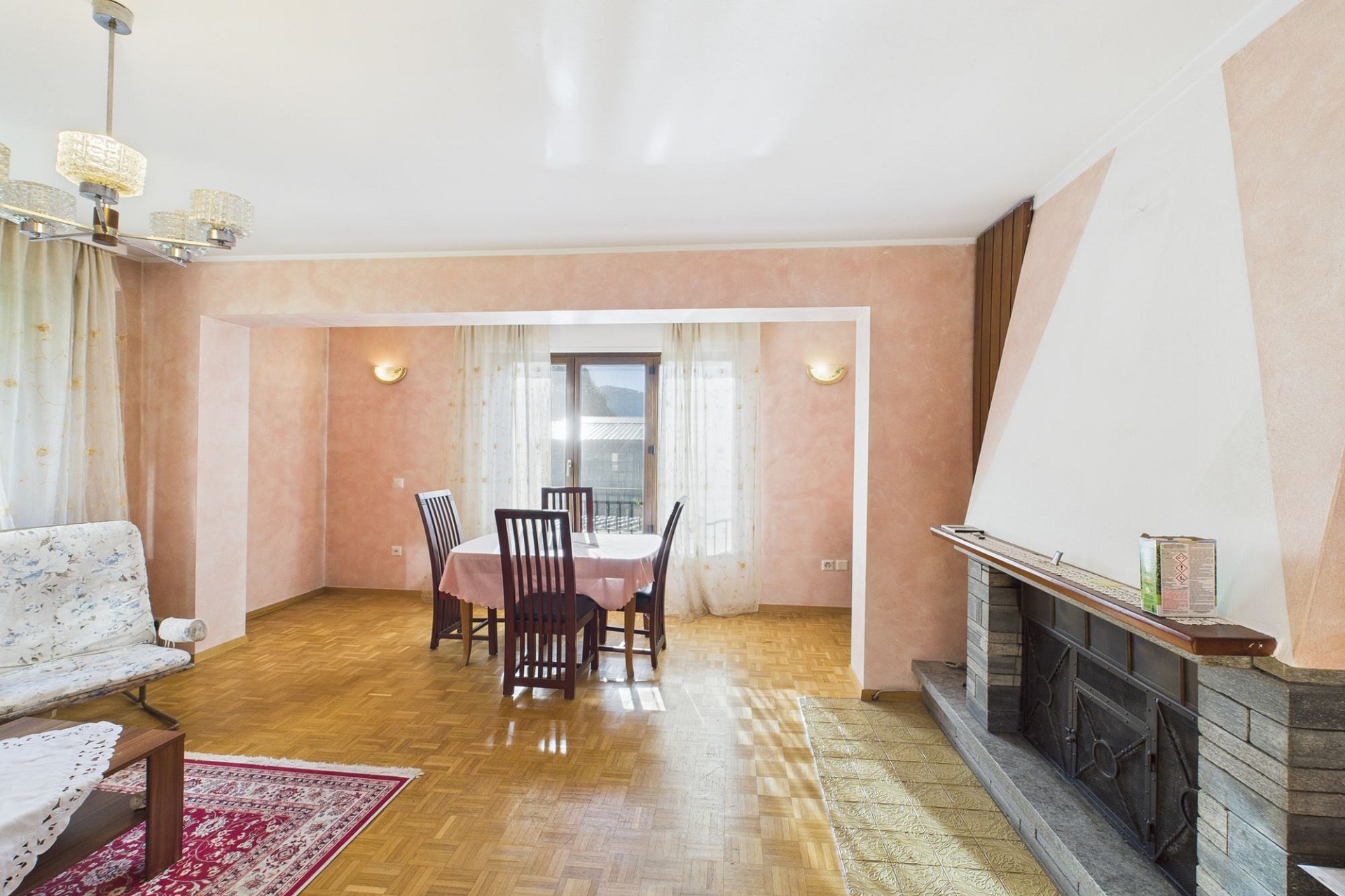 Wohnzimmer mit Essbereich und Kamin