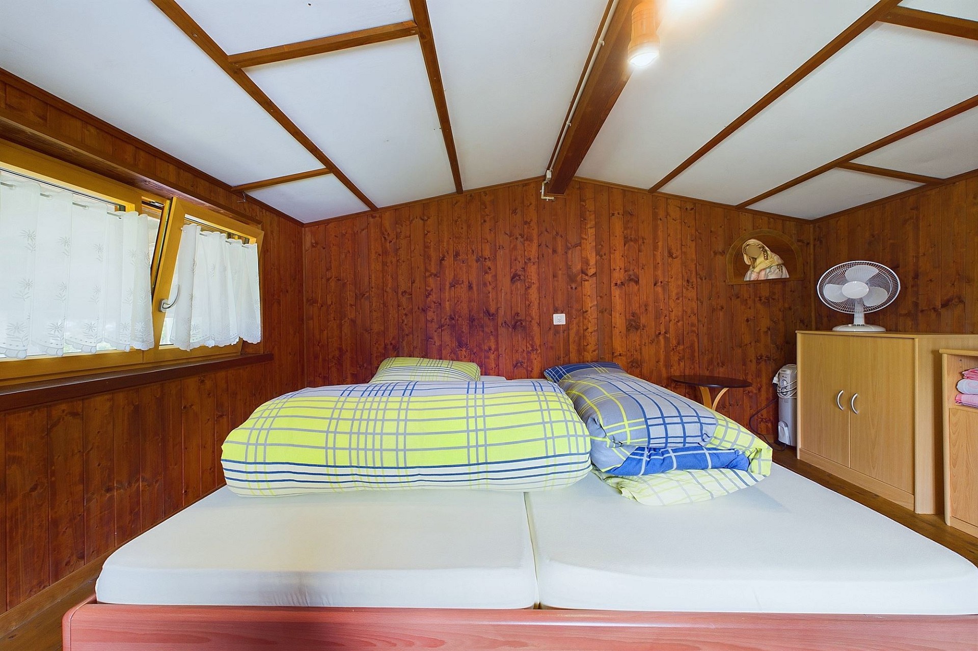 Gemütliches Schlafzimmer mit Holzvertäfelung