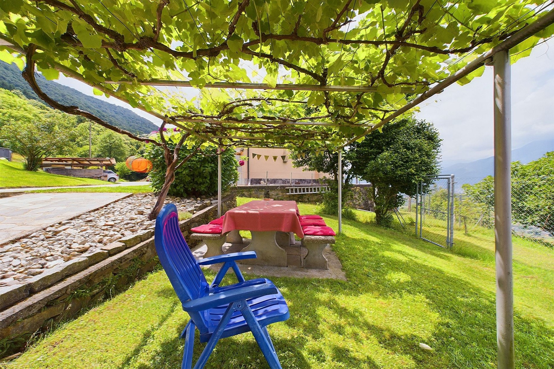 Gartenpavillon mit Sitzgruppe unter Weinlaube