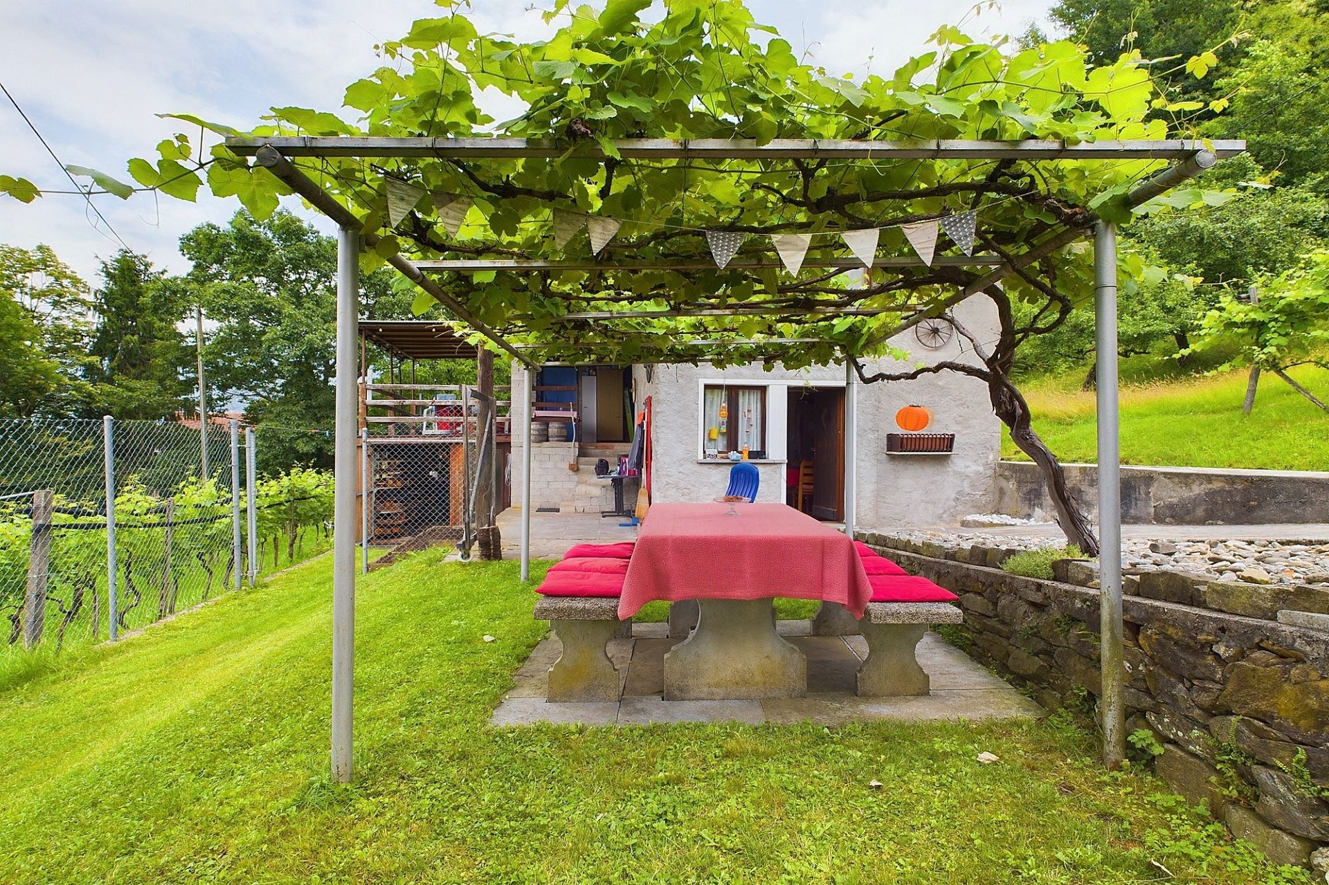 Garten mit Pergola und Sitzplatz