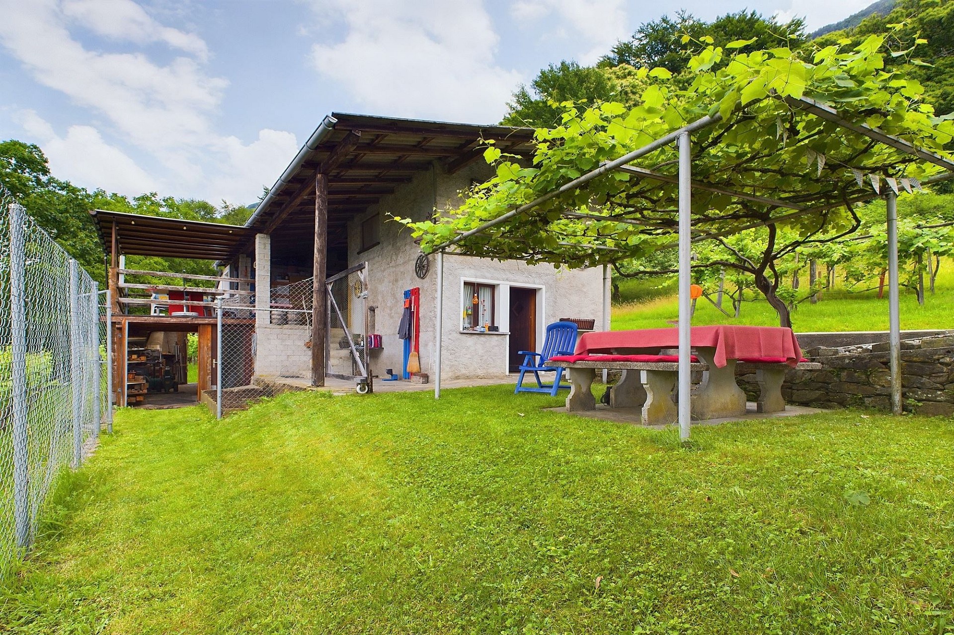 Ländliches Haus mit Gartenlaube und Terrasse