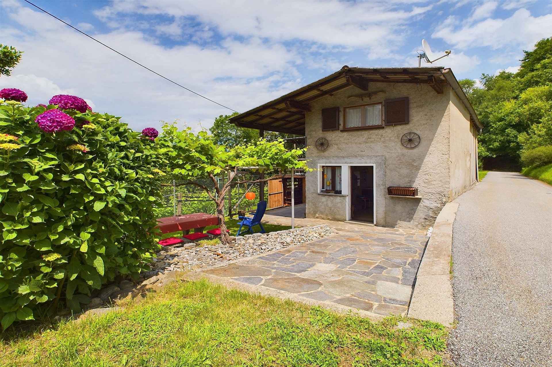 Ländliches Haus mit Garten und Zufahrt