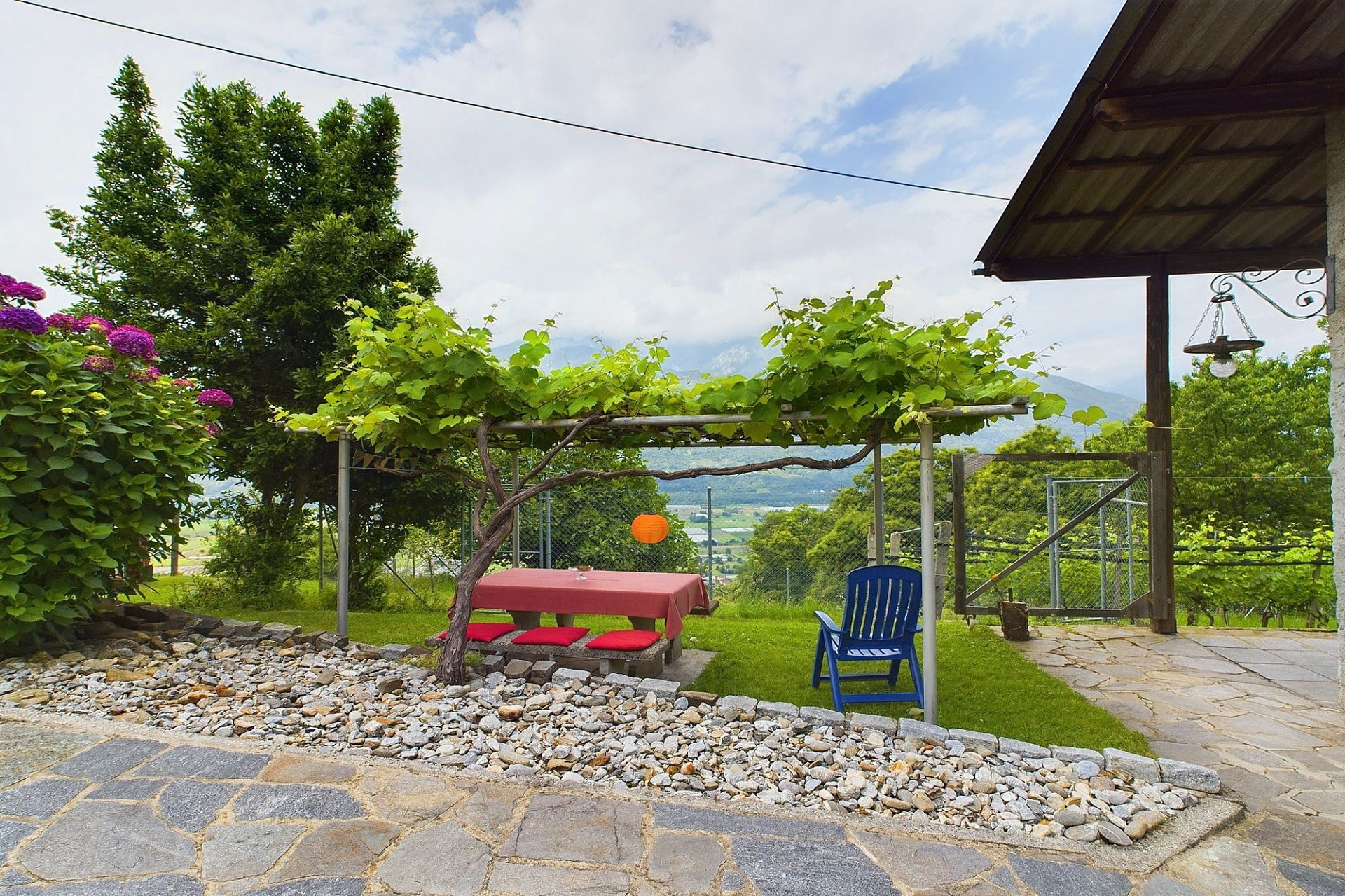 Ländliche Terrasse mit Gartenblick