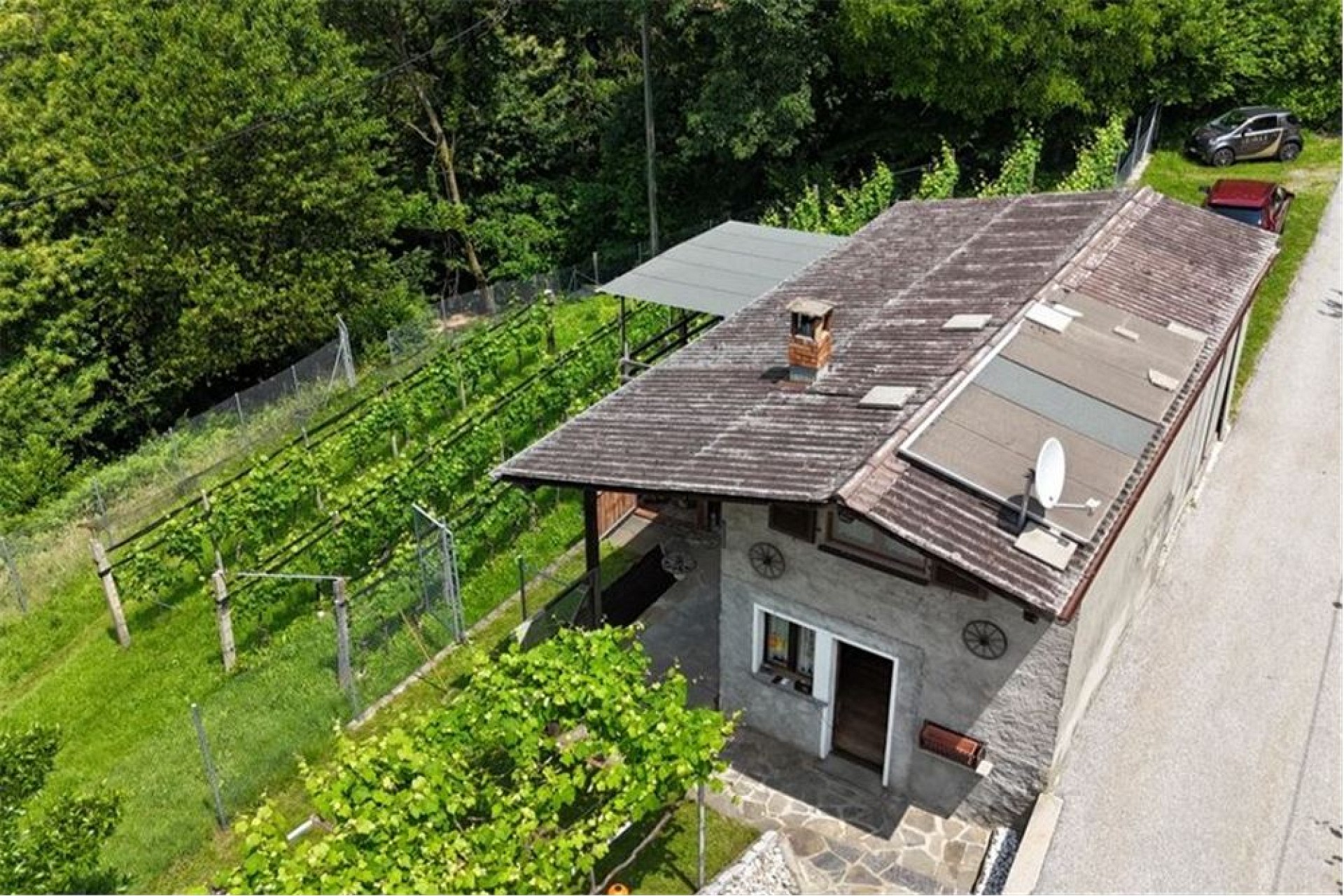 Luftaufnahme eines Hauses mit Garten und Straße
