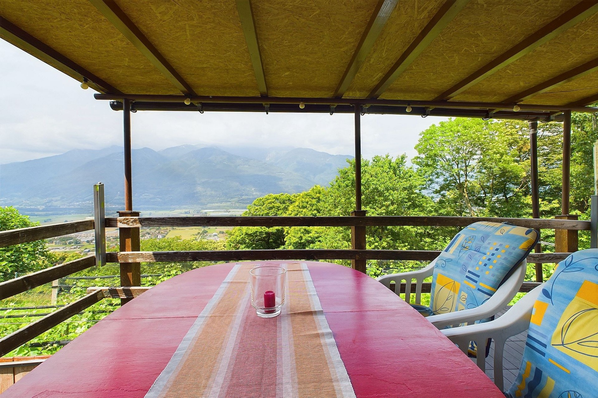 Überdachte Terrasse mit Bergblick
