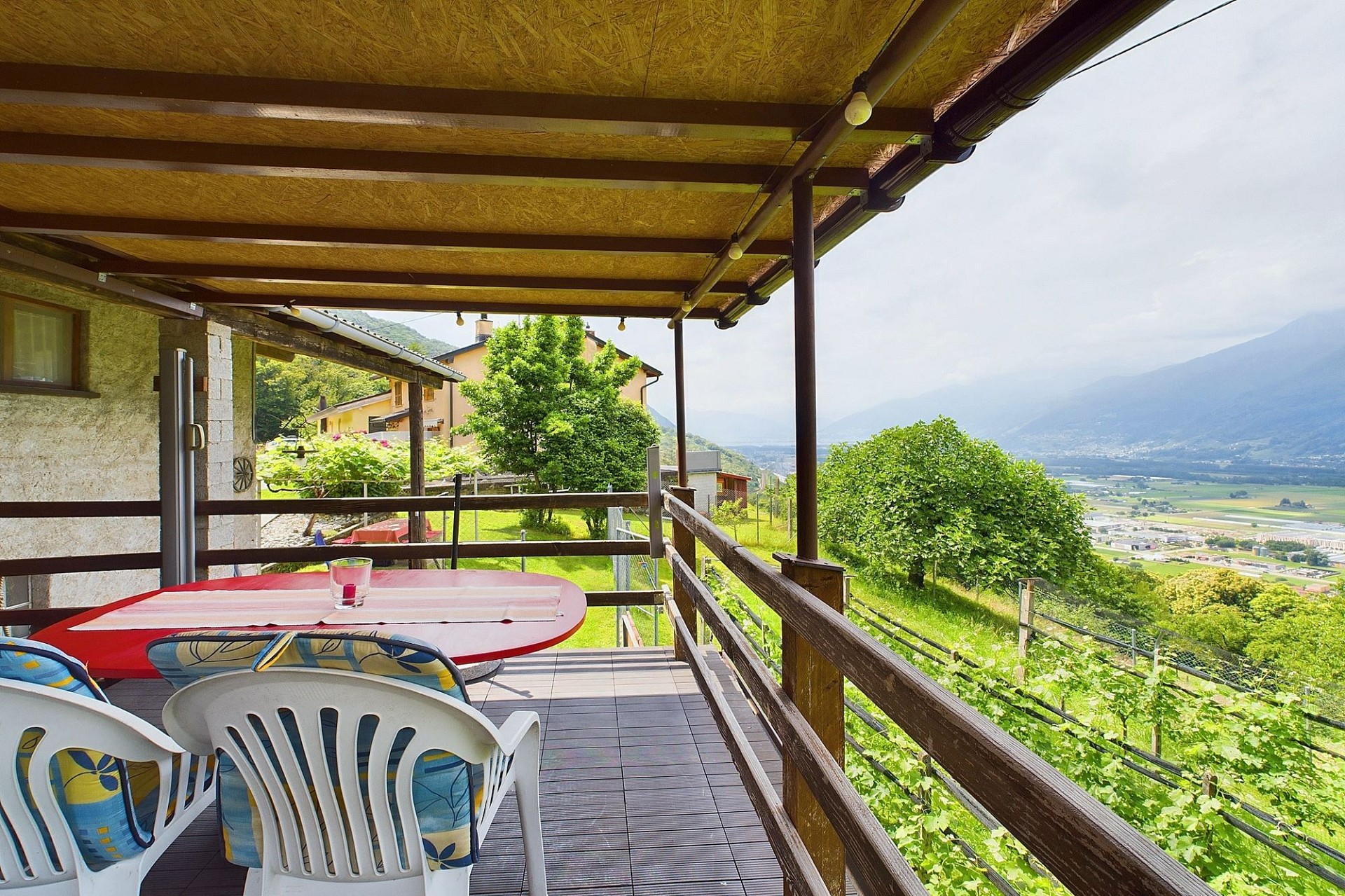 Überdachte Terrasse mit Bergblick