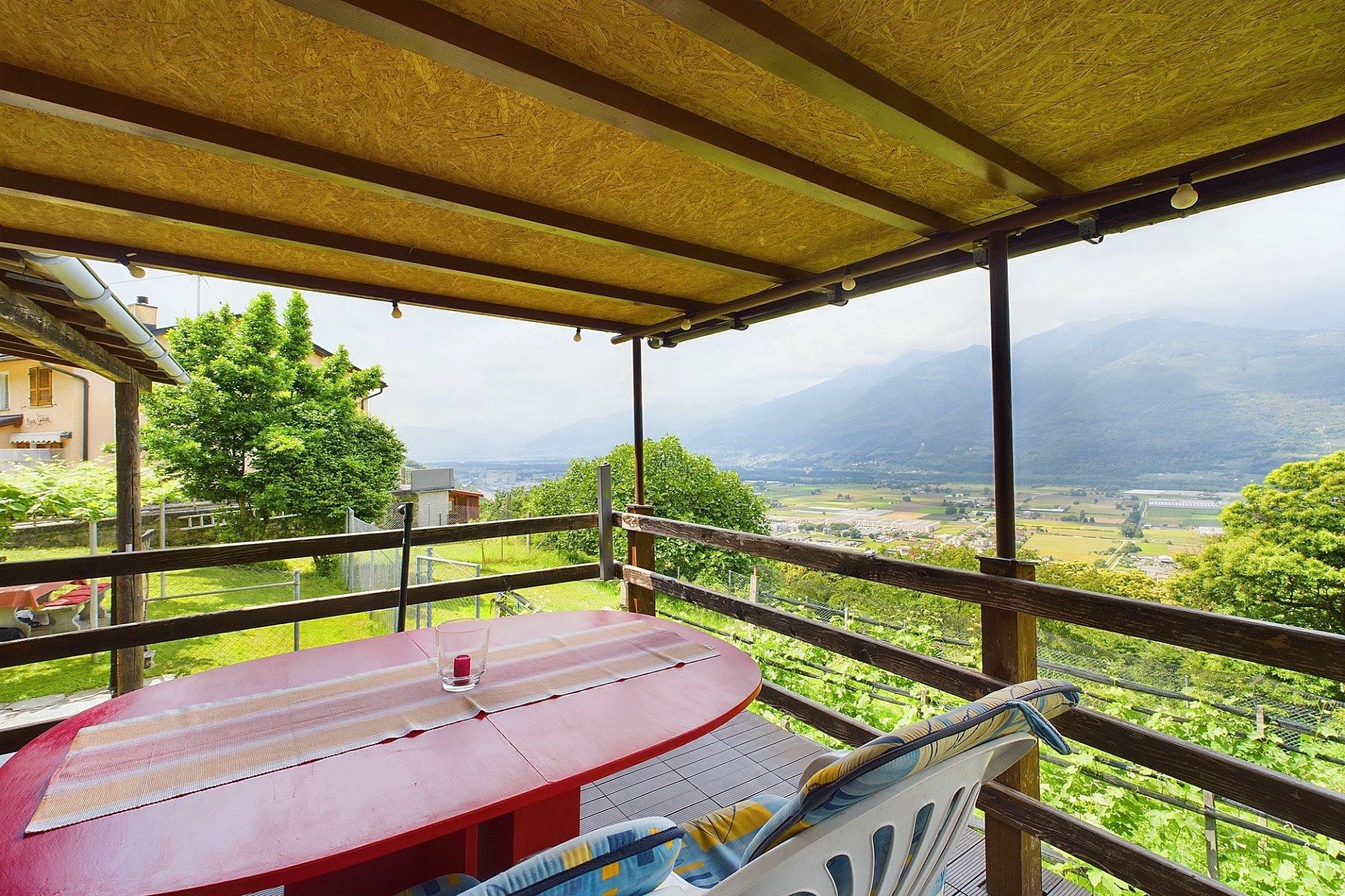 Überdachte Terrasse mit Bergblick