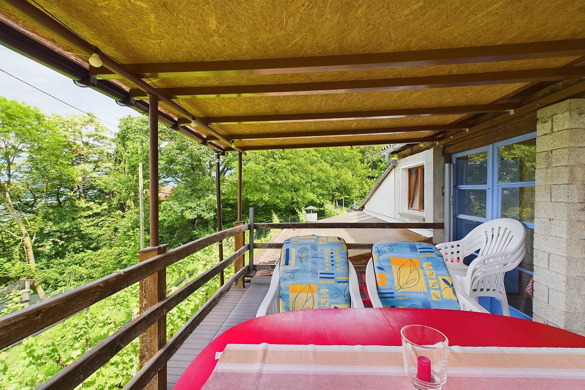 Überdachte Terrasse mit Blick ins Grüne