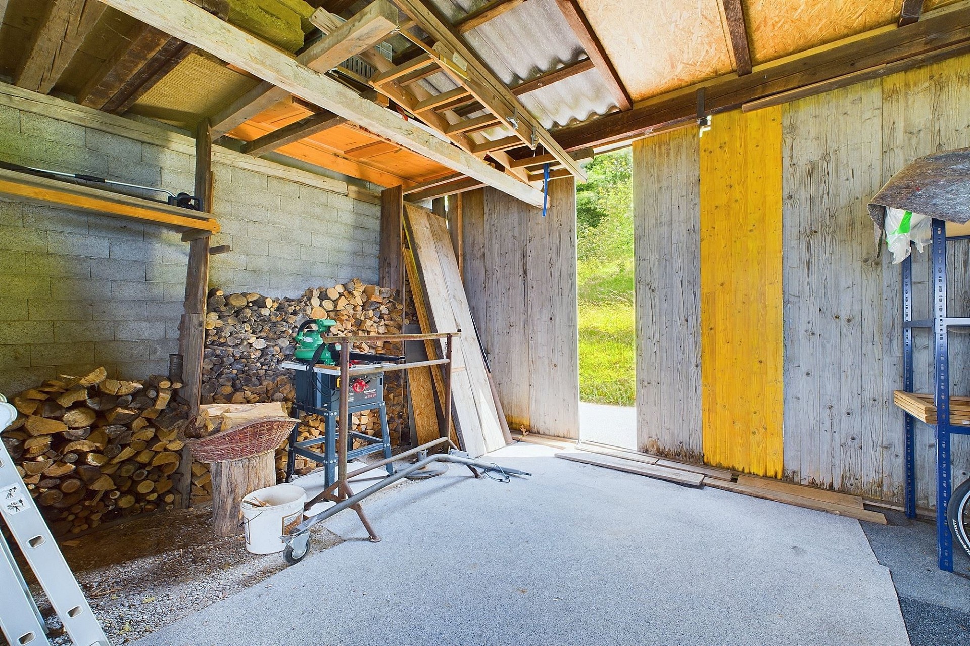 Werkstatt- oder Lagerraum mit Holzstapel