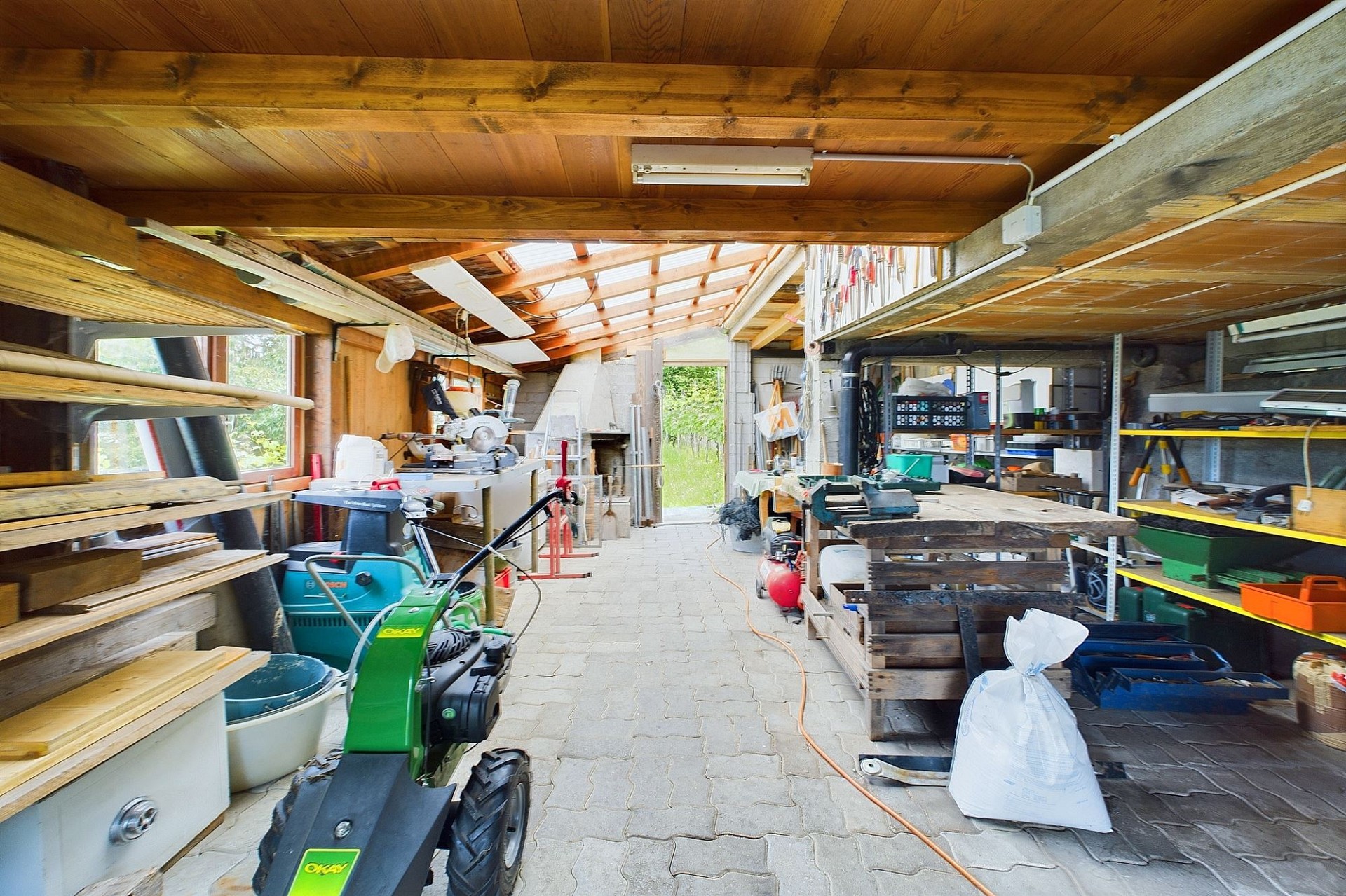 Werkstatt- bzw. Garagenbereich mit Werkzeugen