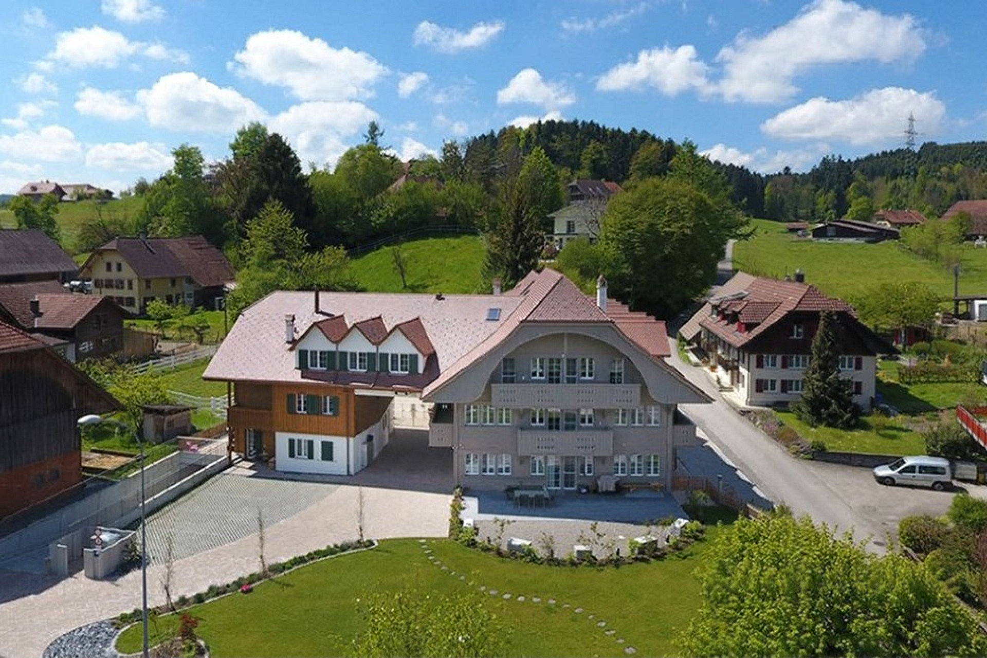 Luftaufnahme eines ländlichen Wohnhauses mit Garten