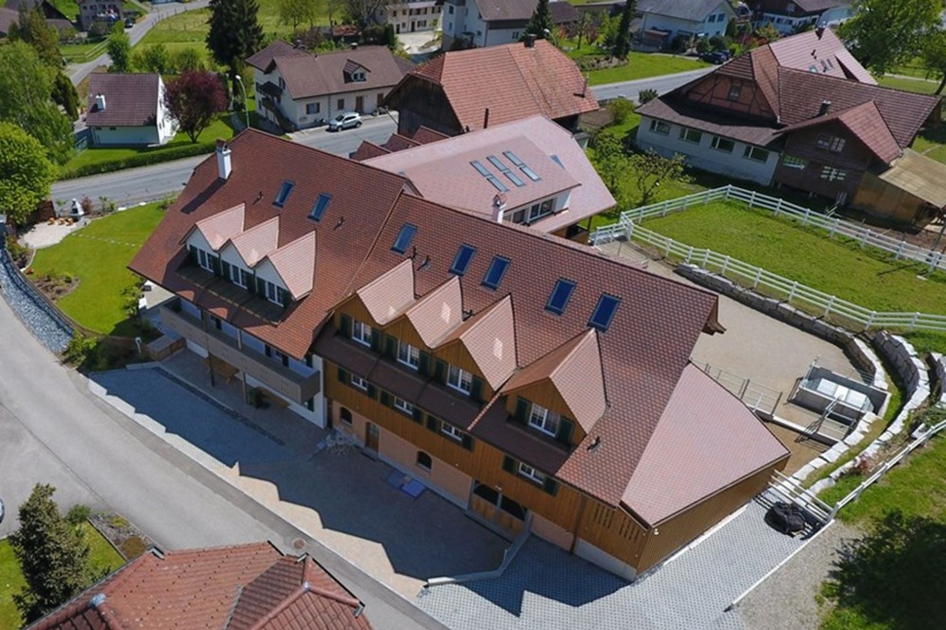 Luftaufnahme eines Wohnhauses mit großem Satteldach
