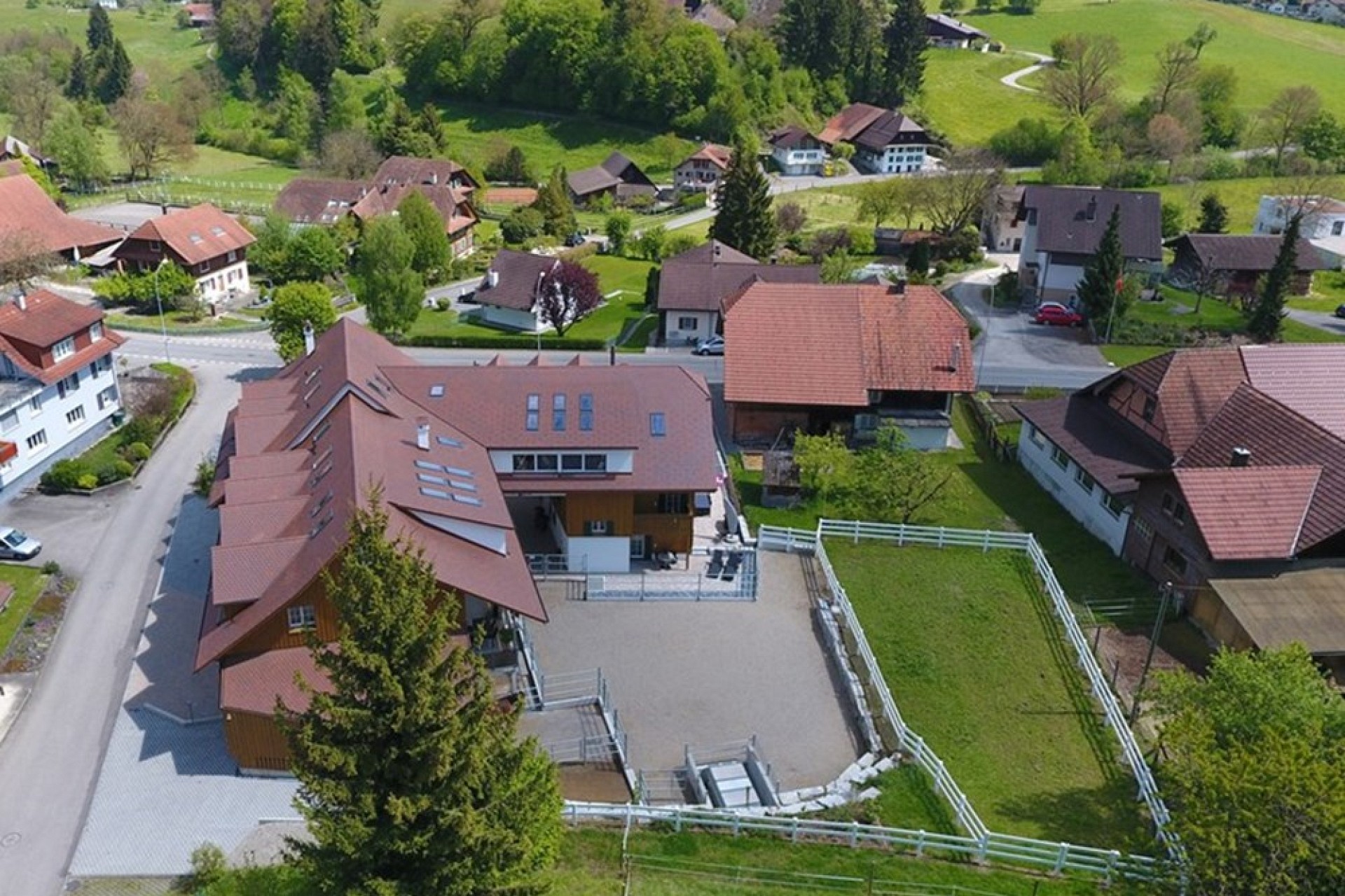 Luftaufnahme eines Wohnhauses mit umliegenden Gärten