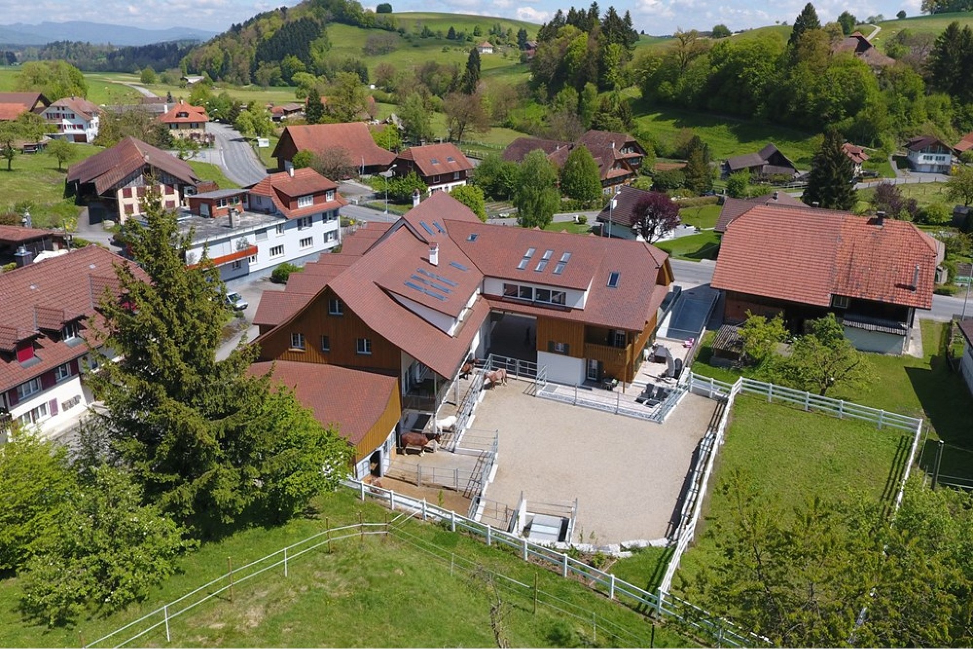 Luftaufnahme eines ländlichen Anwesens mit großem Hof