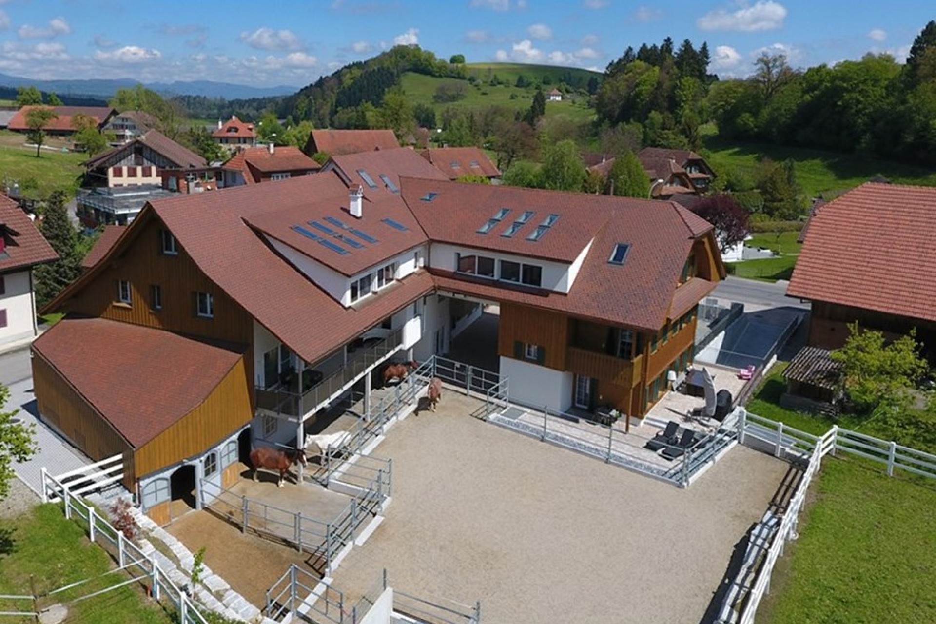Luftaufnahme eines ländlichen Anwesens mit Stallungen und Hof