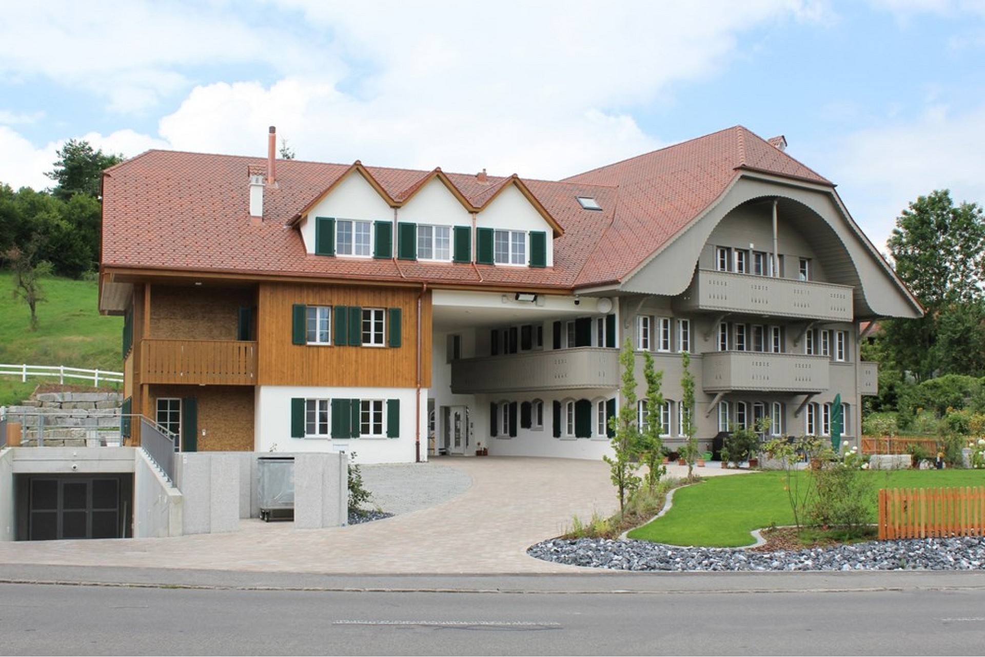 Großes Landhaus mit markantem Satteldach und Balkonen