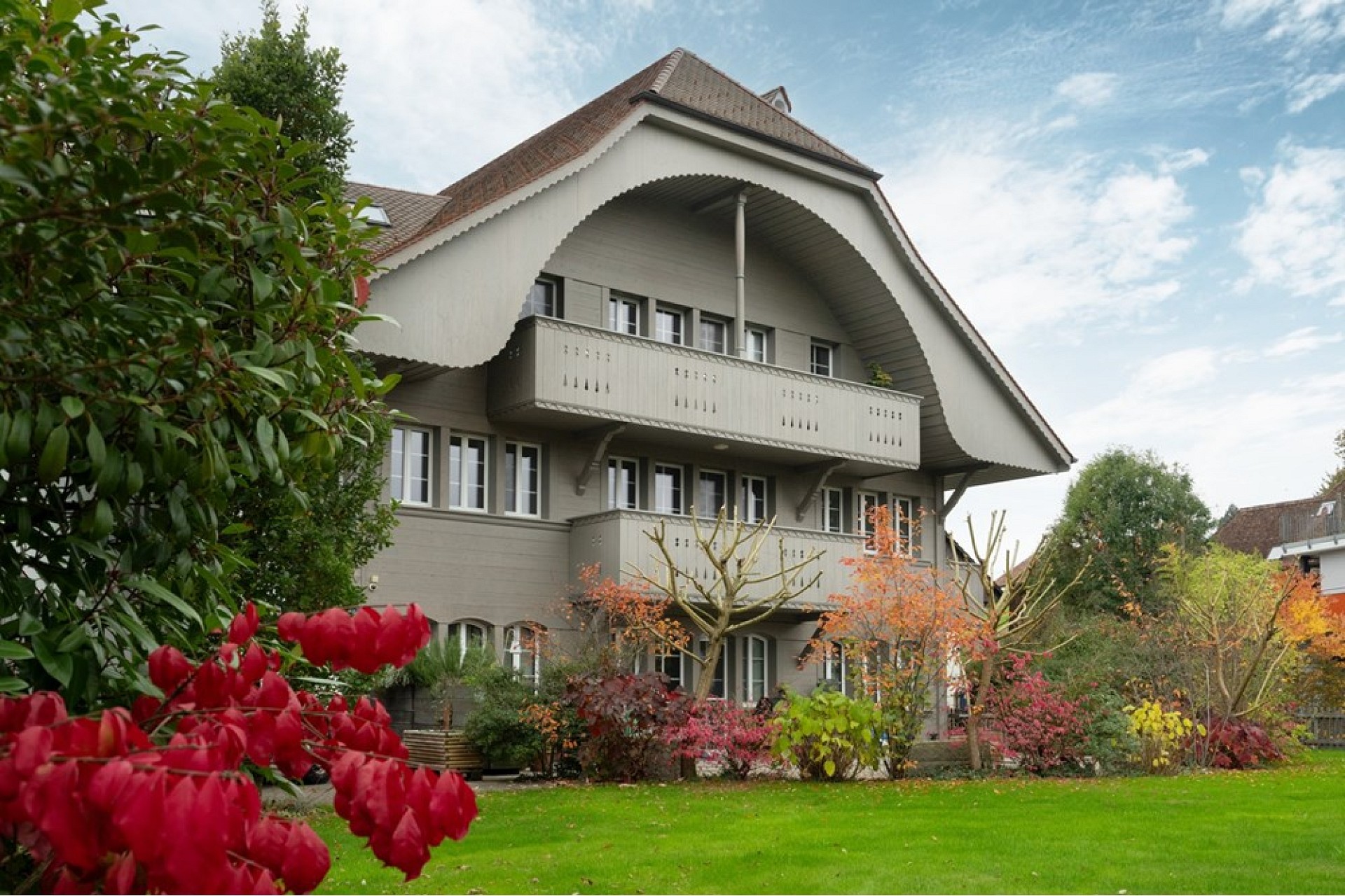Außenansicht eines repräsentativen Hauses mit Garten
