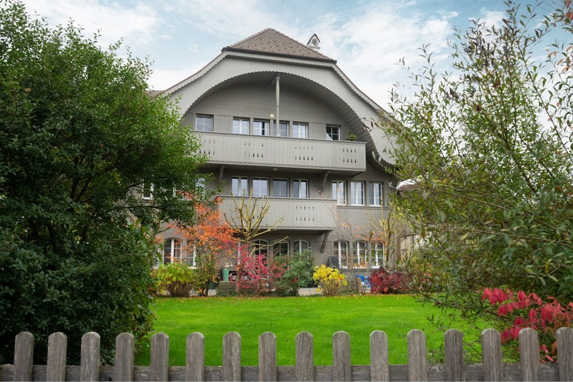 Außenansicht eines Hauses mit Garten