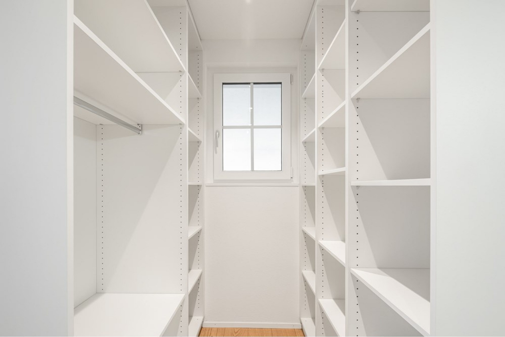 Begehbarer Kleiderschrank mit Fenster