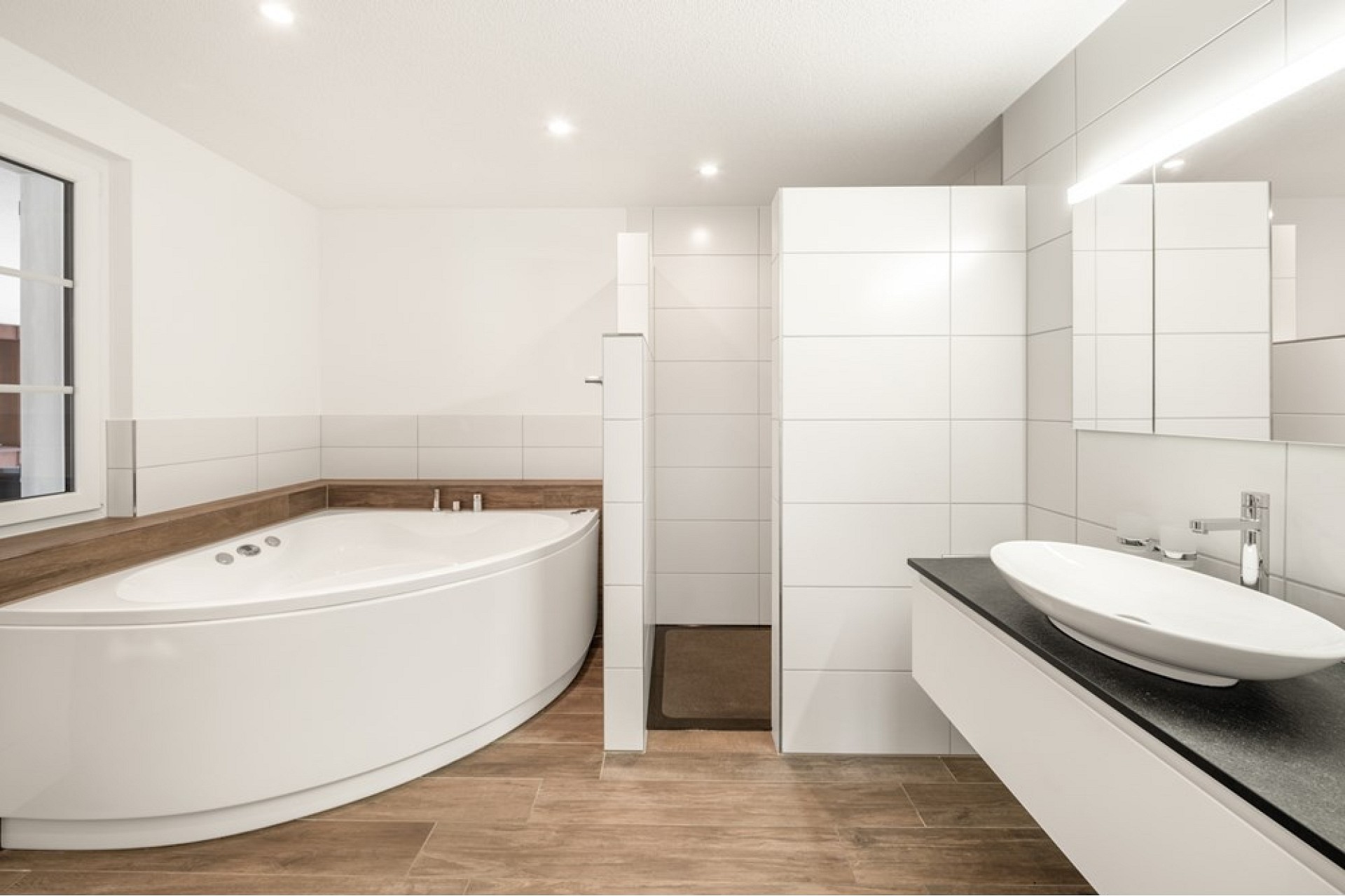 Modernes Badezimmer mit Badewanne und Waschtisch