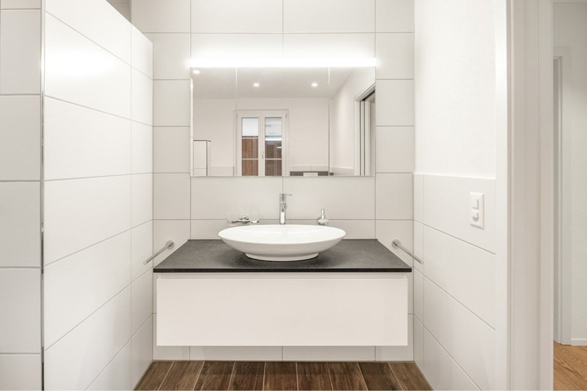 Modernes Gäste-WC mit Waschbecken