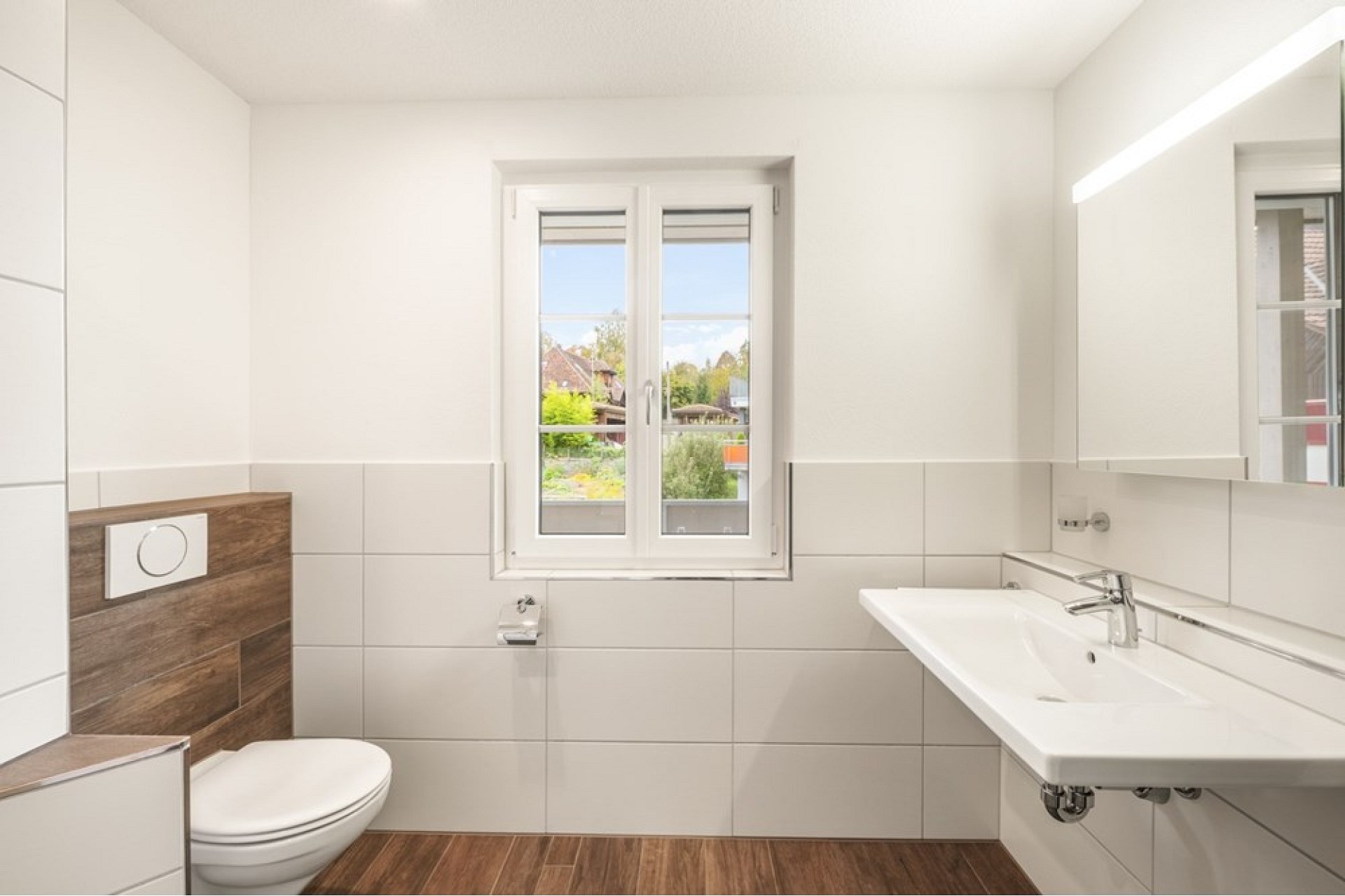 Modernes Gäste-WC mit Fenster und Wandhäng-WC