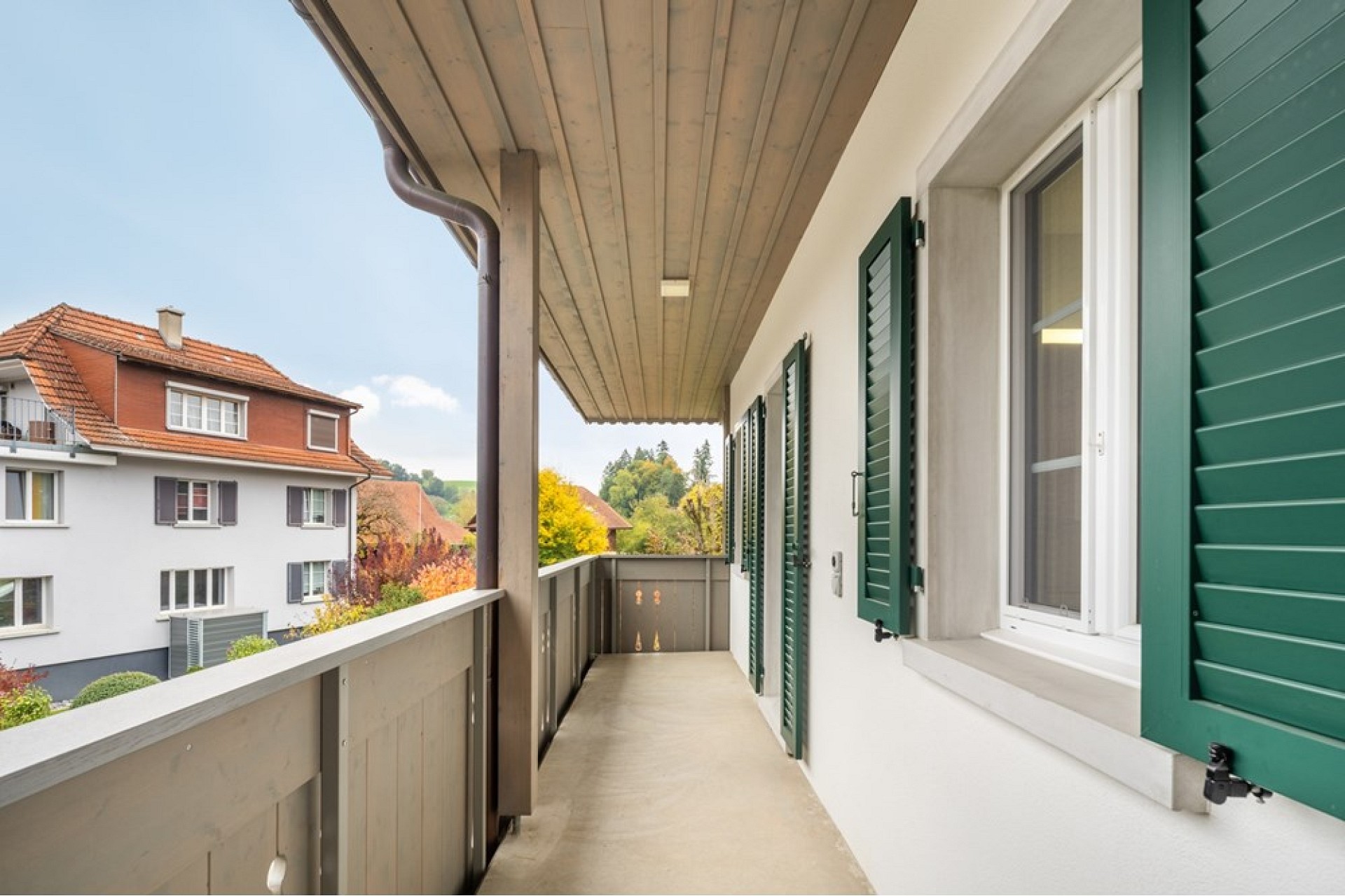 Balkon mit Blick auf Nachbarhaus