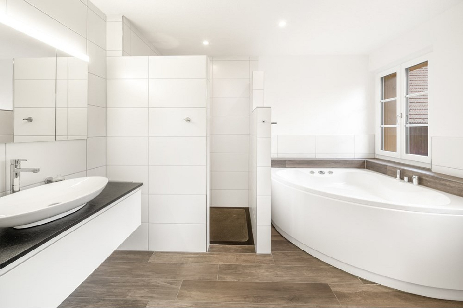 Helles Badezimmer mit Badewanne und Doppelwaschtisch