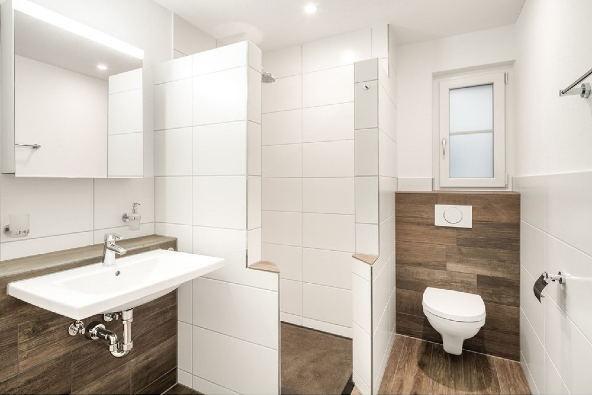 Kleines modernes Badezimmer mit WC und Waschbereich