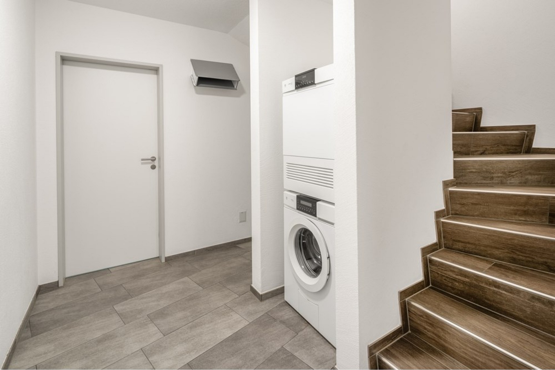 Modernes Treppenhaus mit Waschmaschine